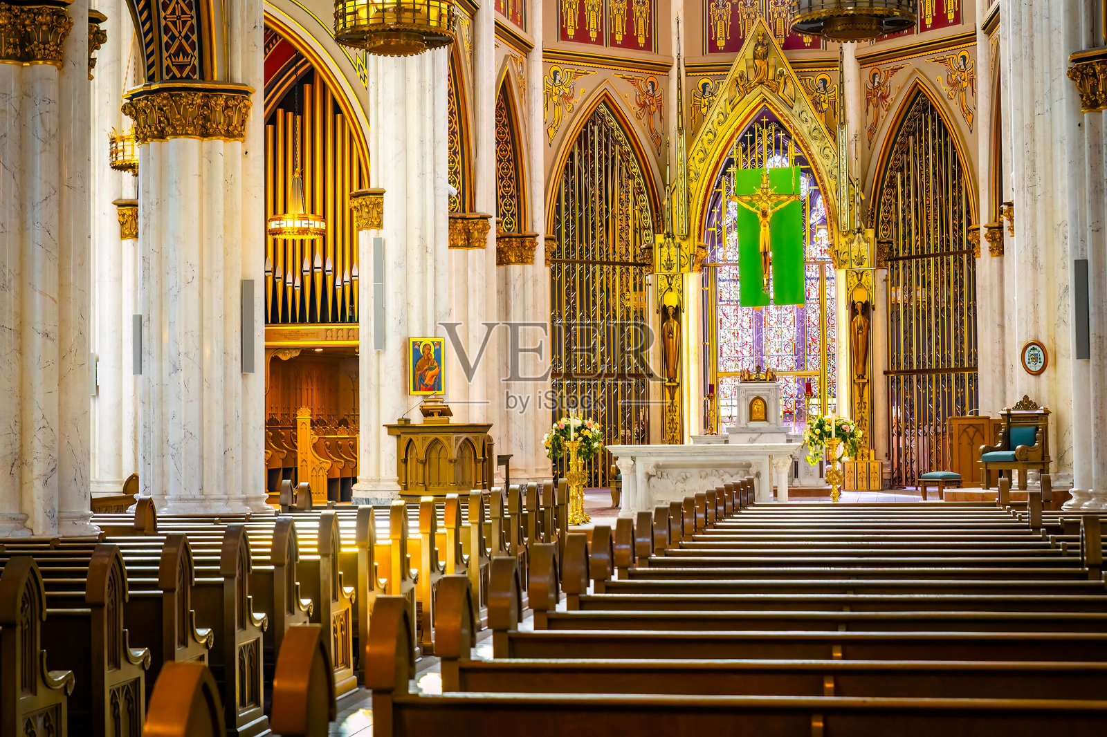 圣海伦娜大教堂的室内景观，夏日清晨照片摄影图片