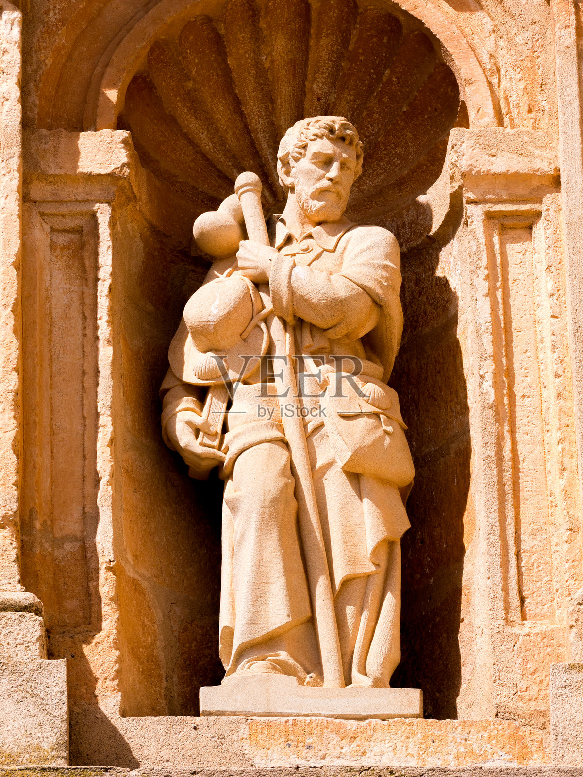 西班牙托莱多维拉马约尔德圣地亚哥教堂的外部装饰。照片摄影图片