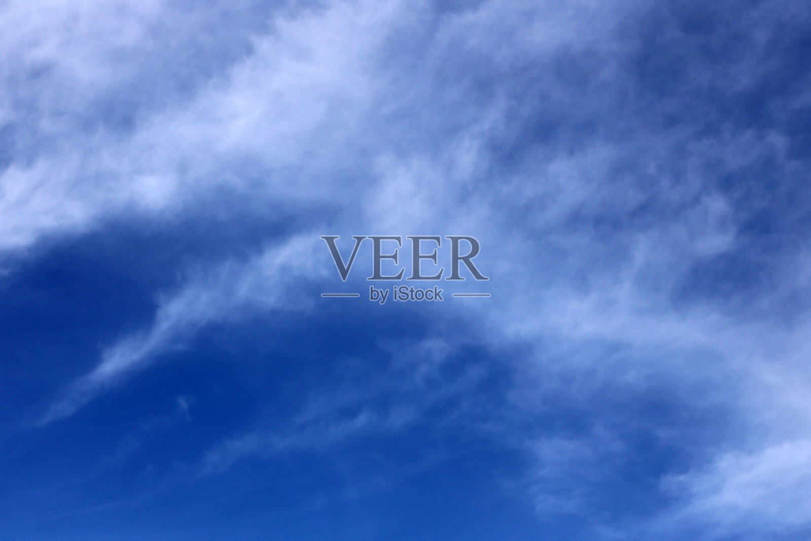 晴朗的蓝天和细薄的白云照片摄影图片