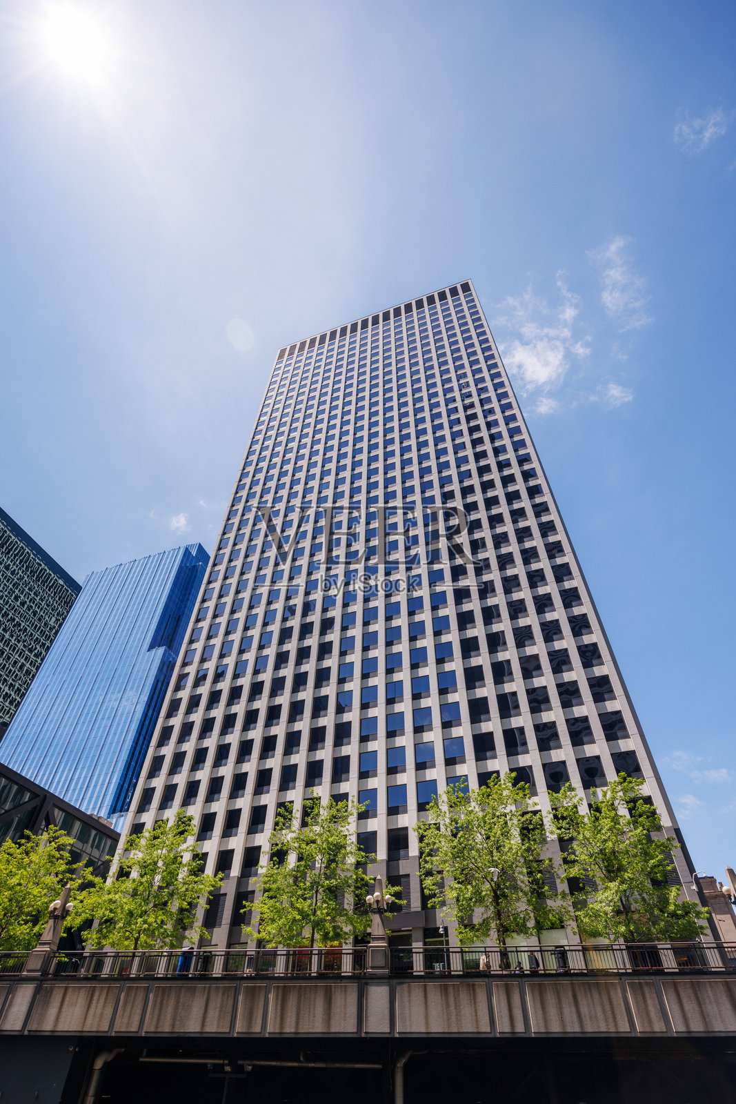 阳光明媚的芝加哥市中心天际线在蓝天下的生动景象照片摄影图片