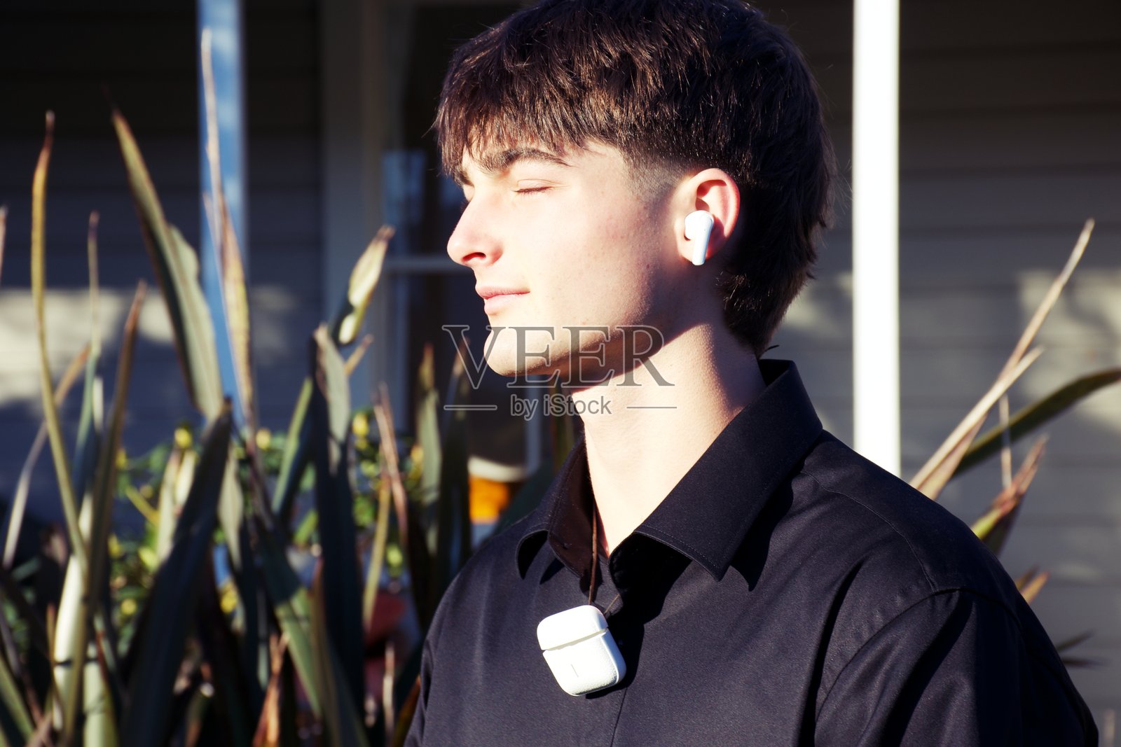 年轻男子佩戴无线科技设备照片摄影图片