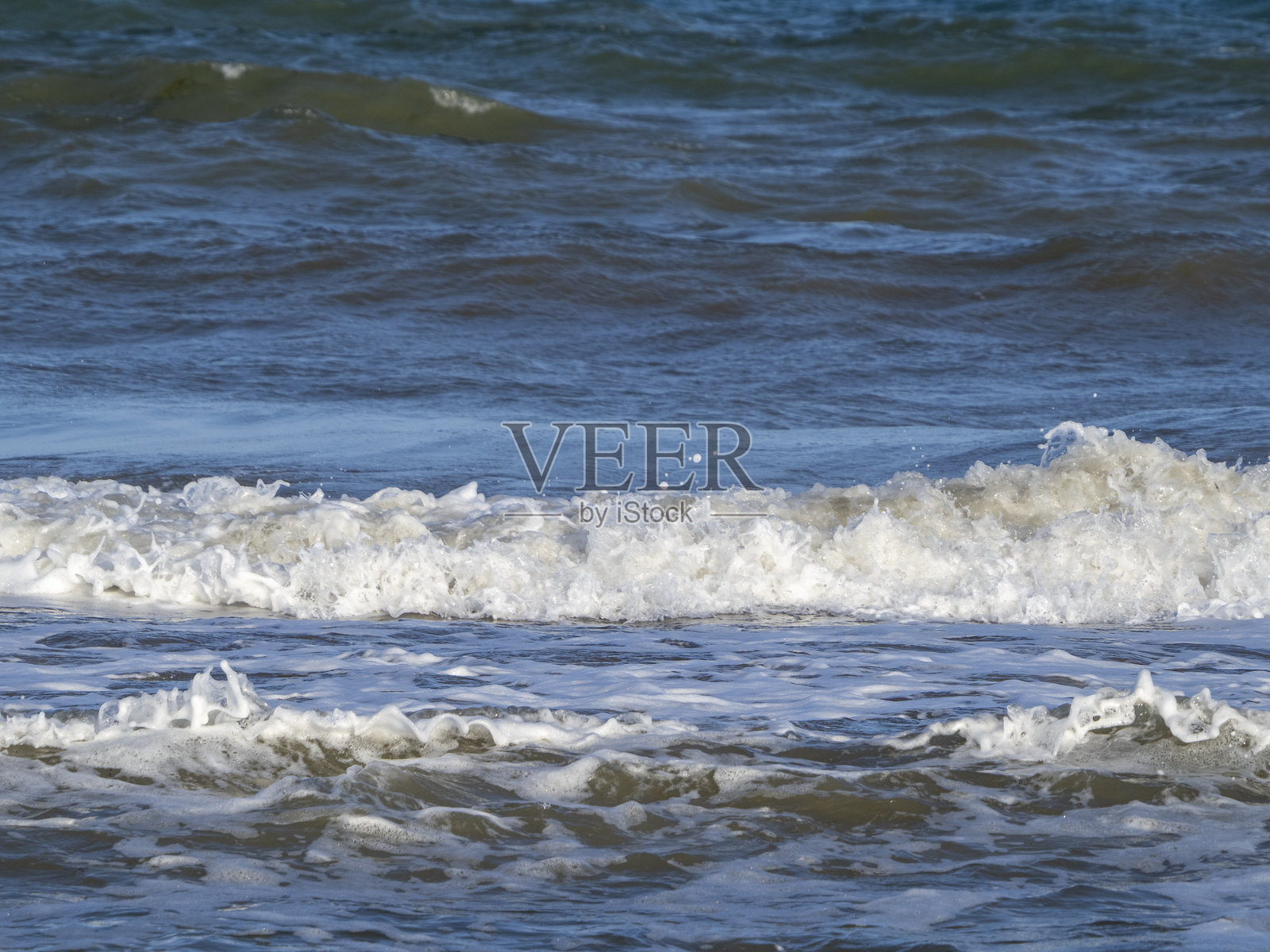 海滩上的海浪照片摄影图片