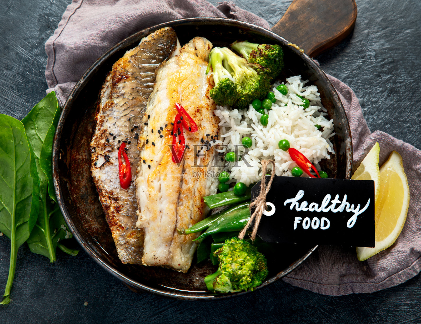 鱼片配米饭和蔬菜照片摄影图片