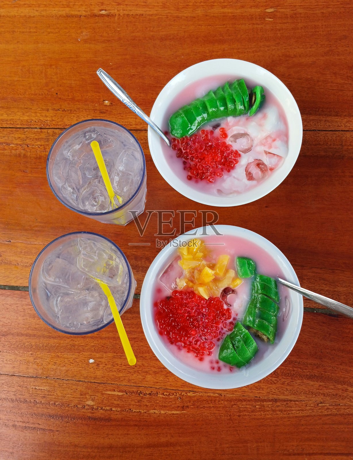 桌子上的两份绿香蕉糕照片摄影图片