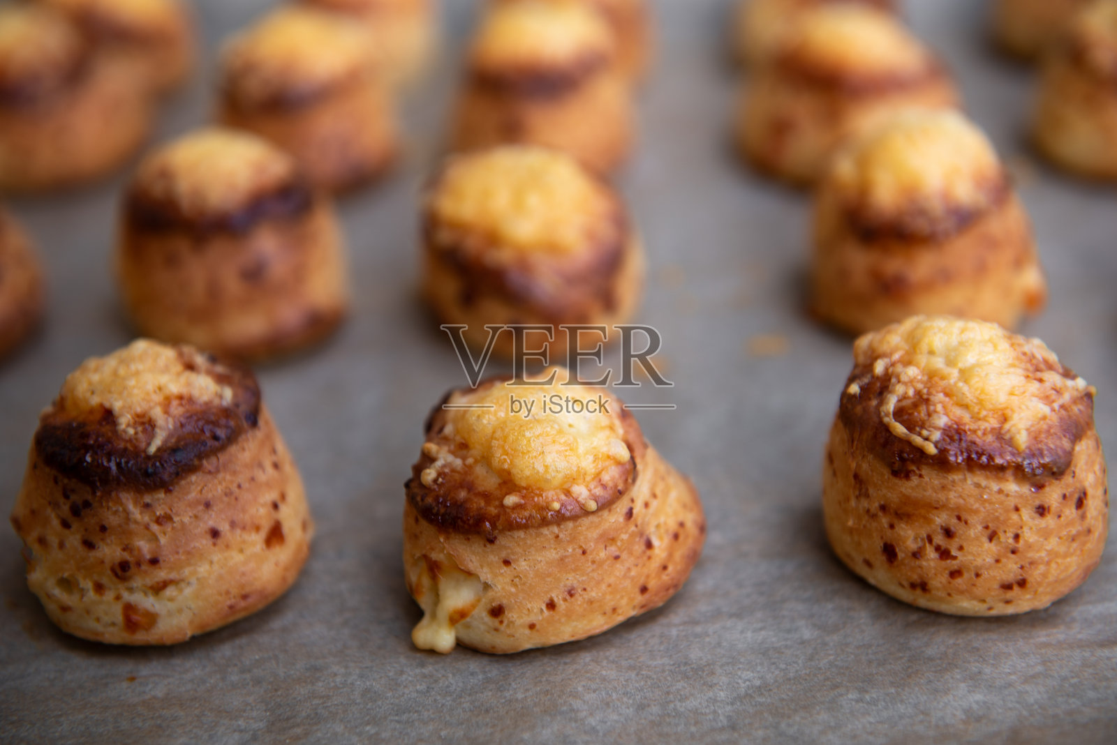 奶酪馅的波卡查。满满一盘新鲜的波卡查，传统的东欧咸奶酪小圆面包。照片摄影图片