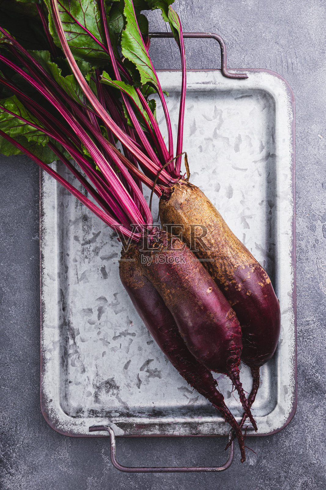 一束新鲜有机甜菜在灰色背景上，生甜菜根秋季收获的竖版照片照片摄影图片