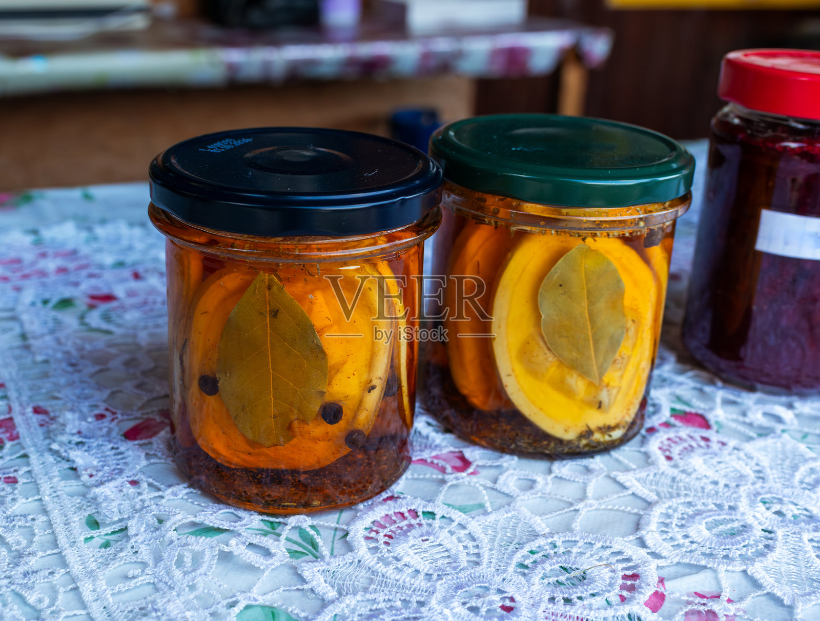 传统的奥斯采佩克奶酪装在玻璃罐中照片摄影图片