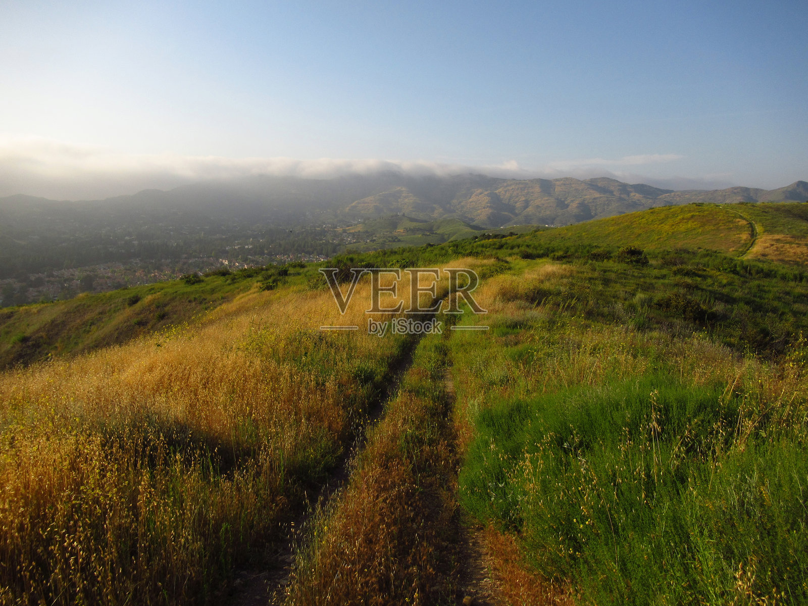 日落时分的山间徒步小径照片摄影图片