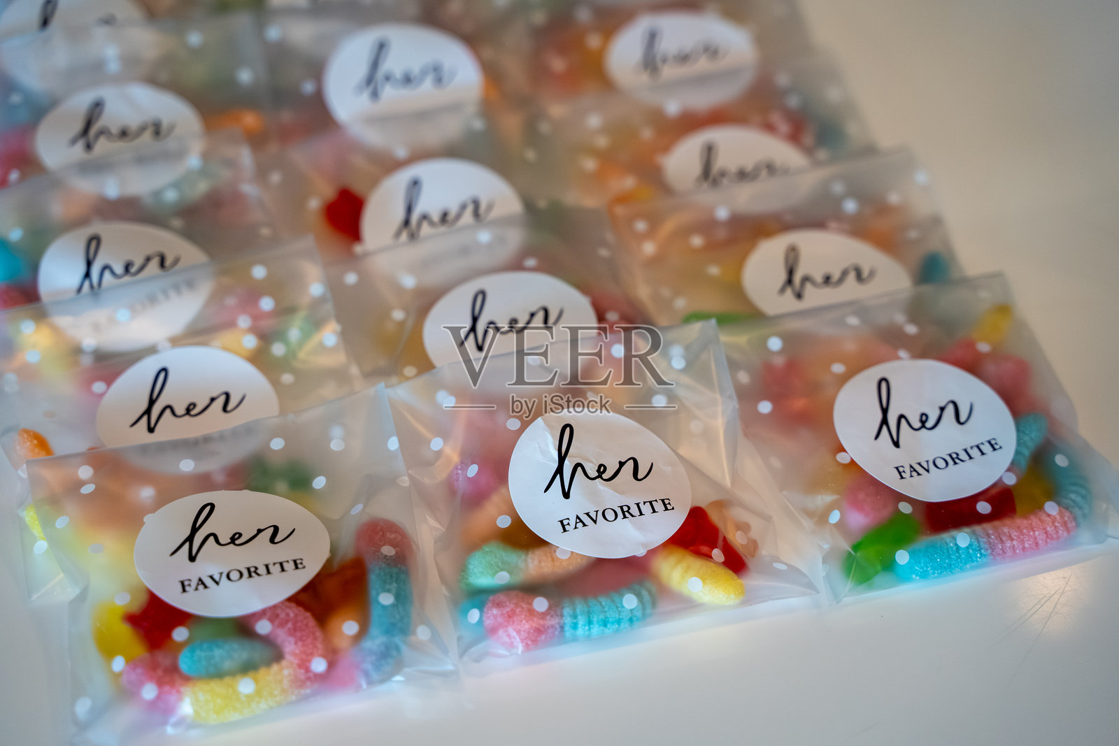 婚礼糖果喜糖袋，内含波点包装的软糖，标签为“她的最爱”。照片摄影图片