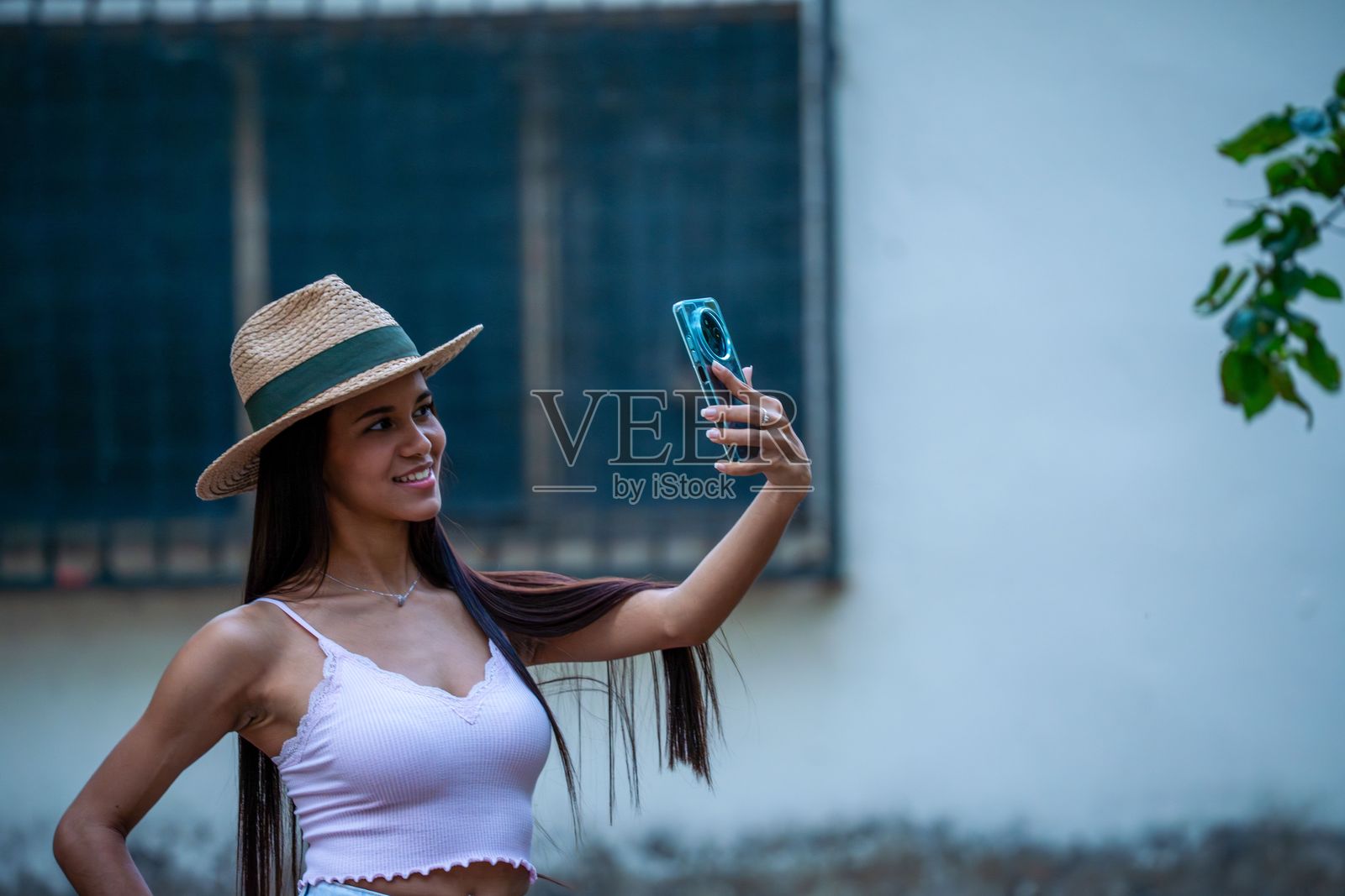 年轻女性在户外自拍。照片摄影图片