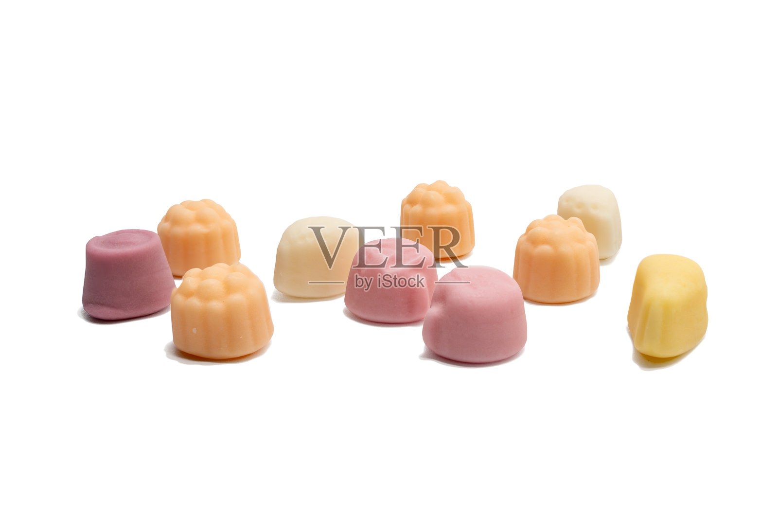 五彩缤纷的水果软糖在白色背景上。照片摄影图片