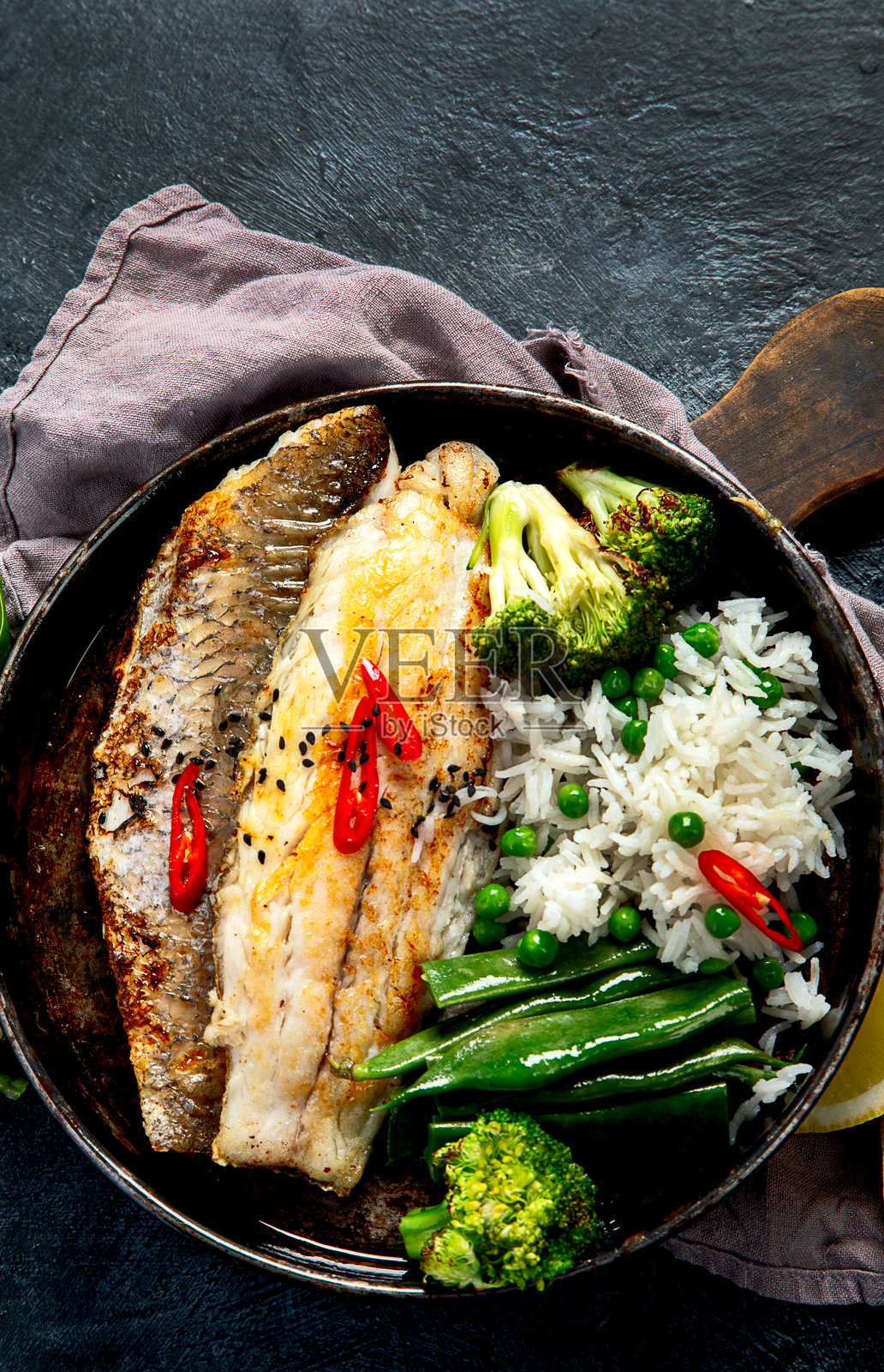 鱼片配米饭和蔬菜照片摄影图片