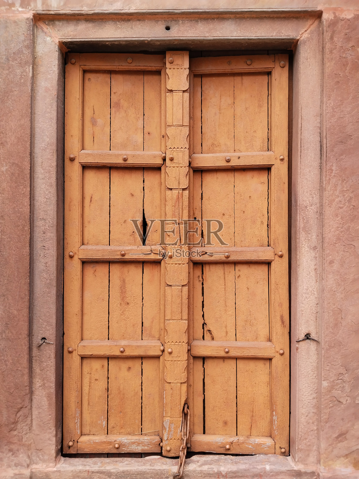 古老建筑的复古木门特写，展示了精美的雕刻和质朴的纹理，象征着传统印度风格的古老遗产设计。照片摄影图片