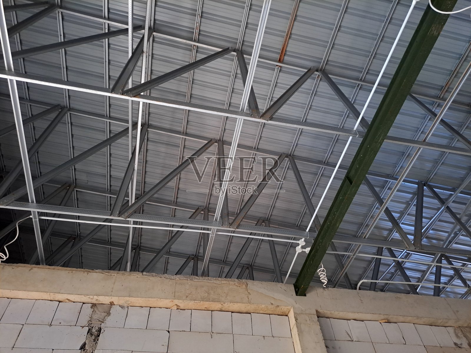 铝制屋顶框架。照片摄影图片