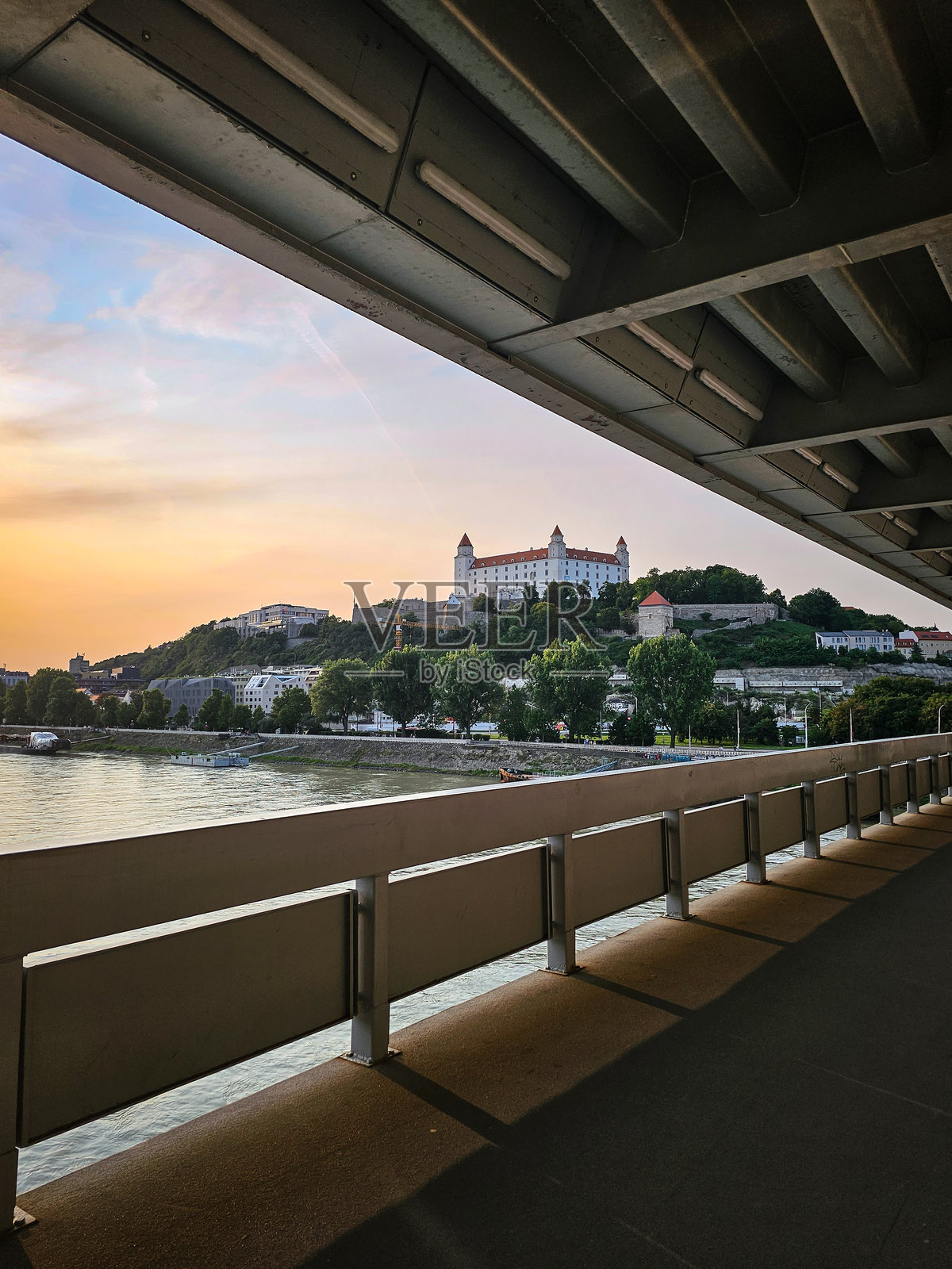 日落时分从SNP大桥（UFO桥）俯瞰布拉迪斯拉发城堡 - 布拉迪斯拉发，斯洛伐克照片摄影图片