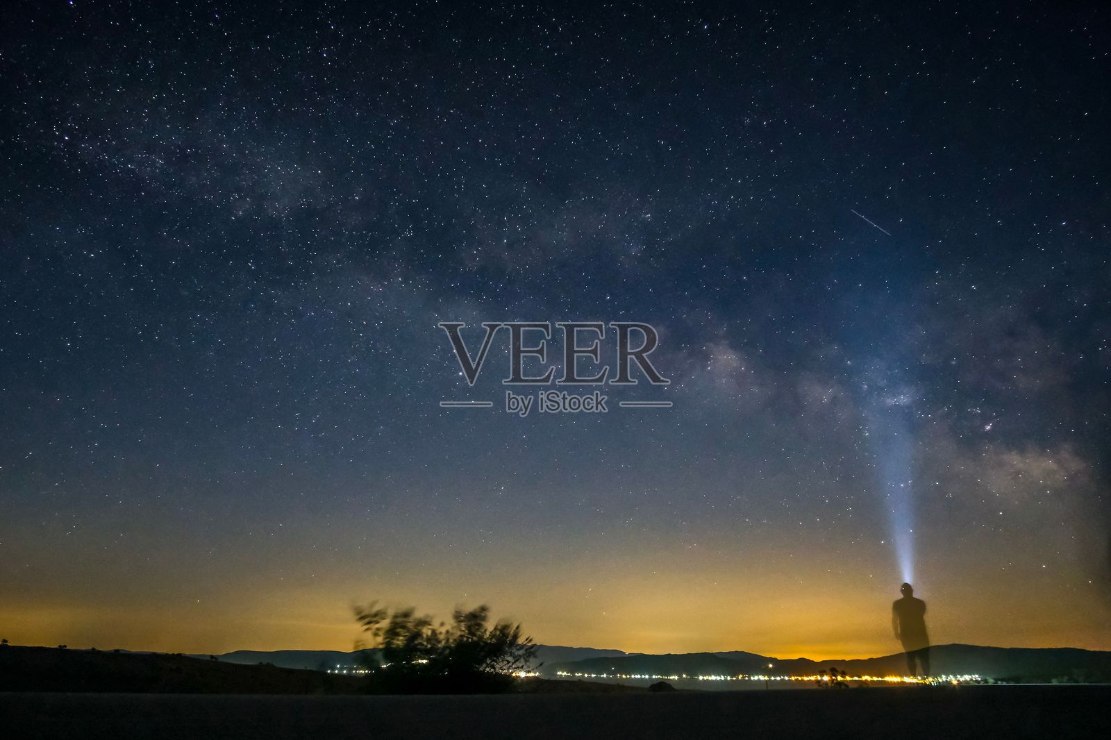 星空下的银河与手电筒照片摄影图片