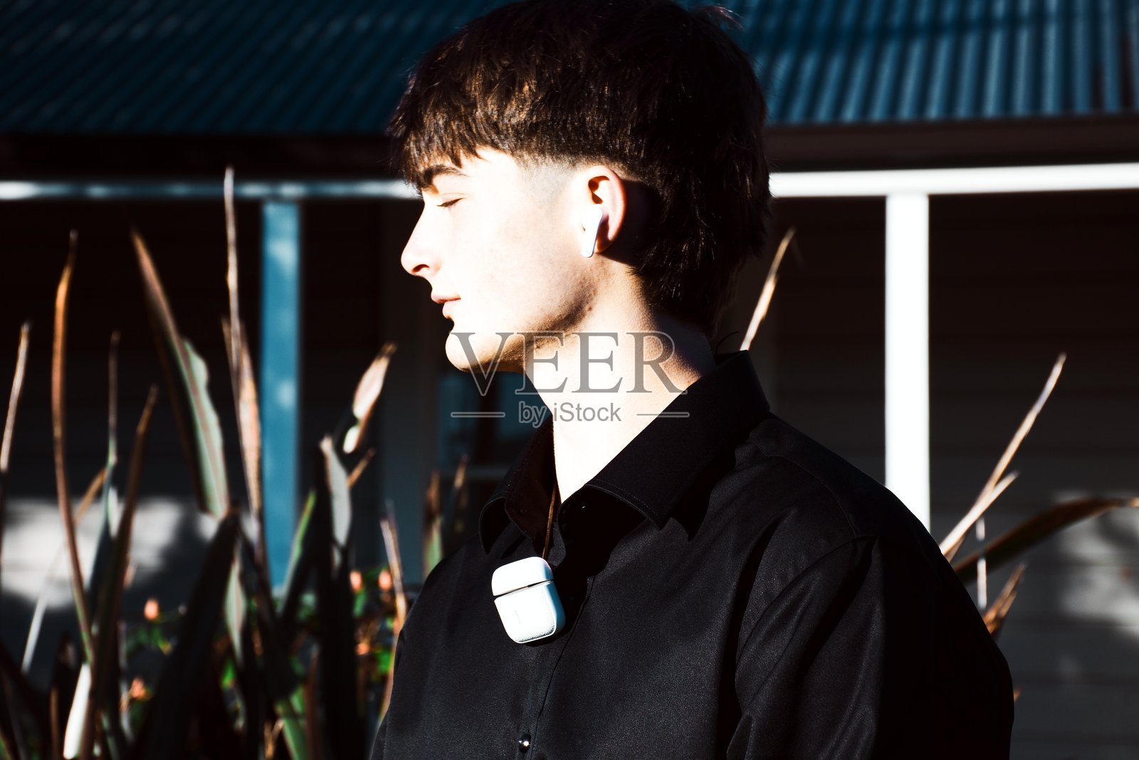 年轻男子佩戴无线科技设备照片摄影图片