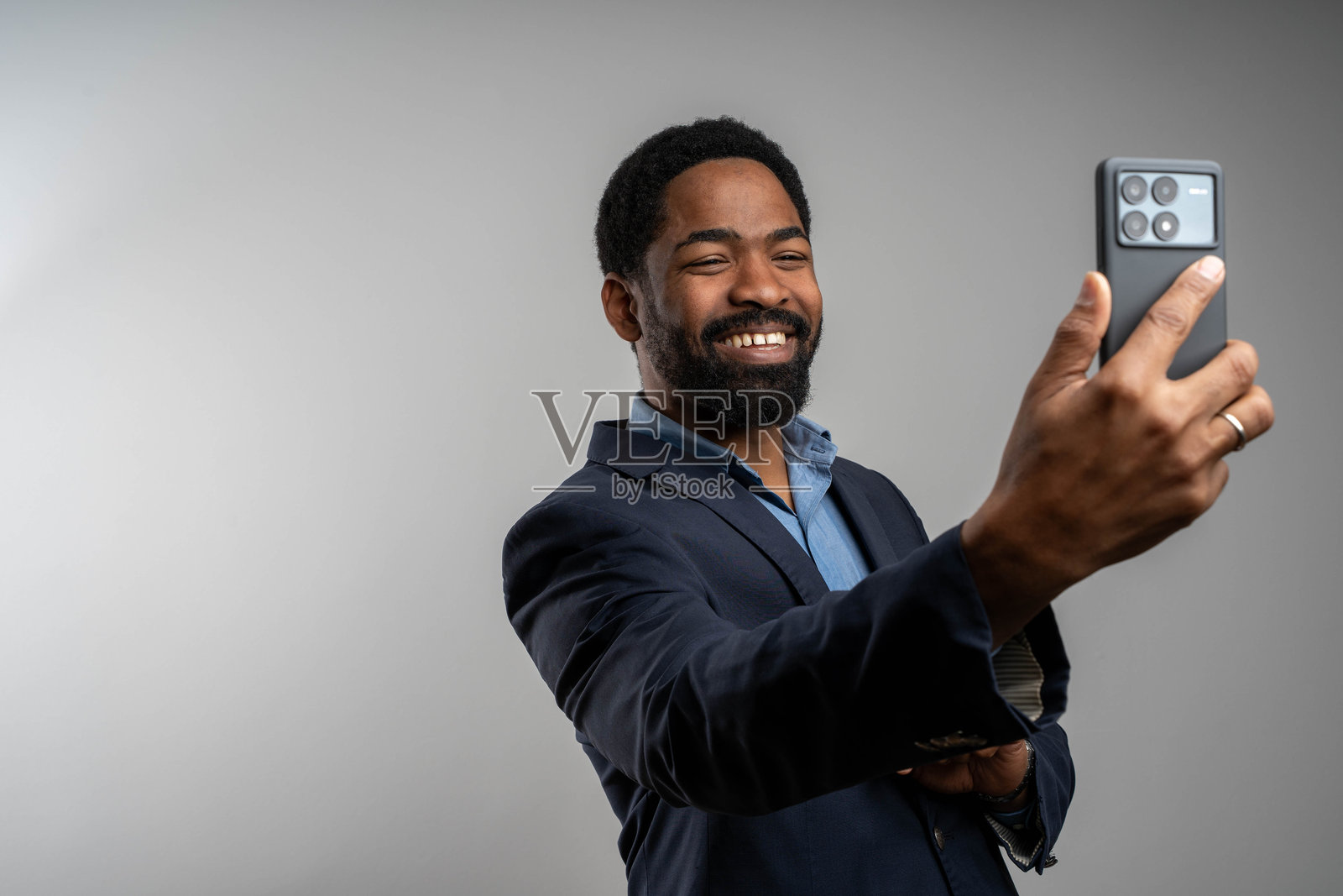 微笑的帅气黑人商人在工作室自拍，留有空白空间照片摄影图片