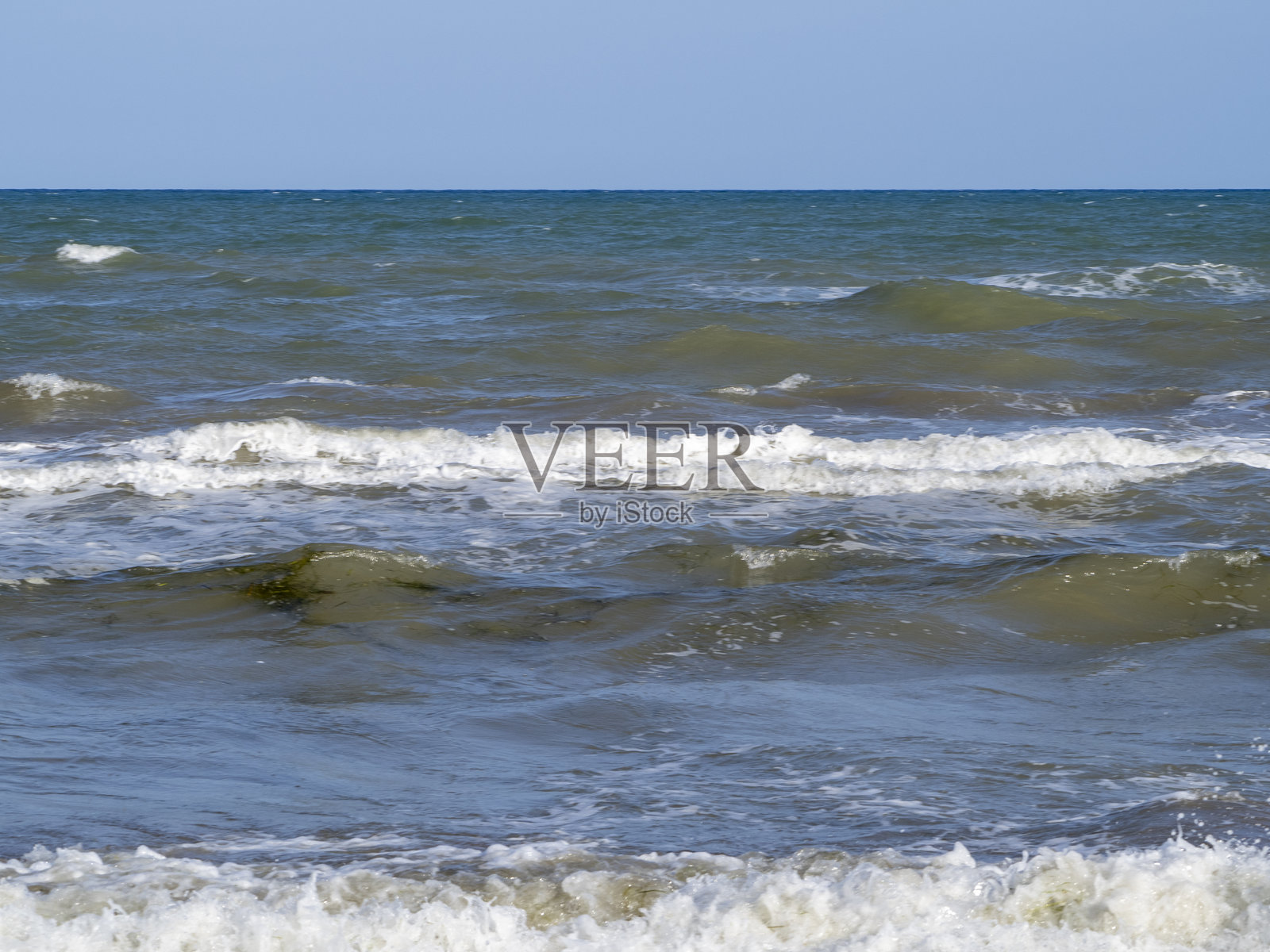 海滩上的海浪照片摄影图片