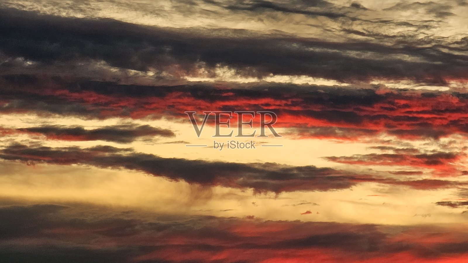 戏剧性的红色和金色日落天空照片摄影图片