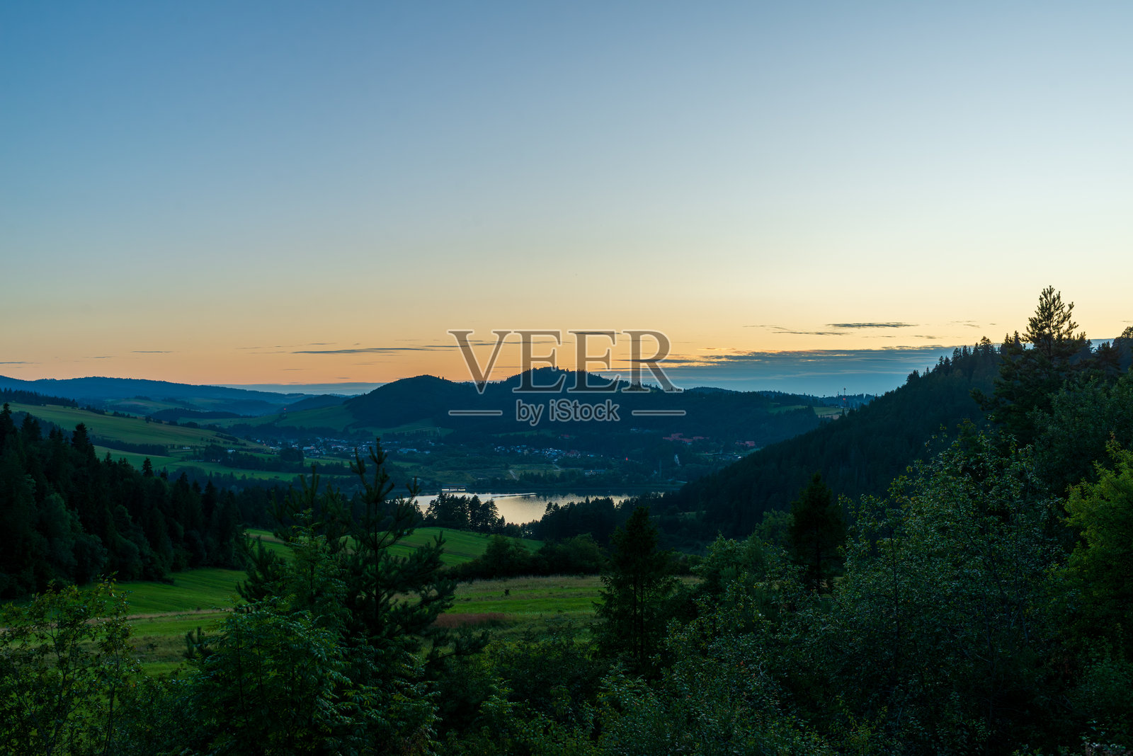 黄昏时分的山谷风景与丘陵照片摄影图片
