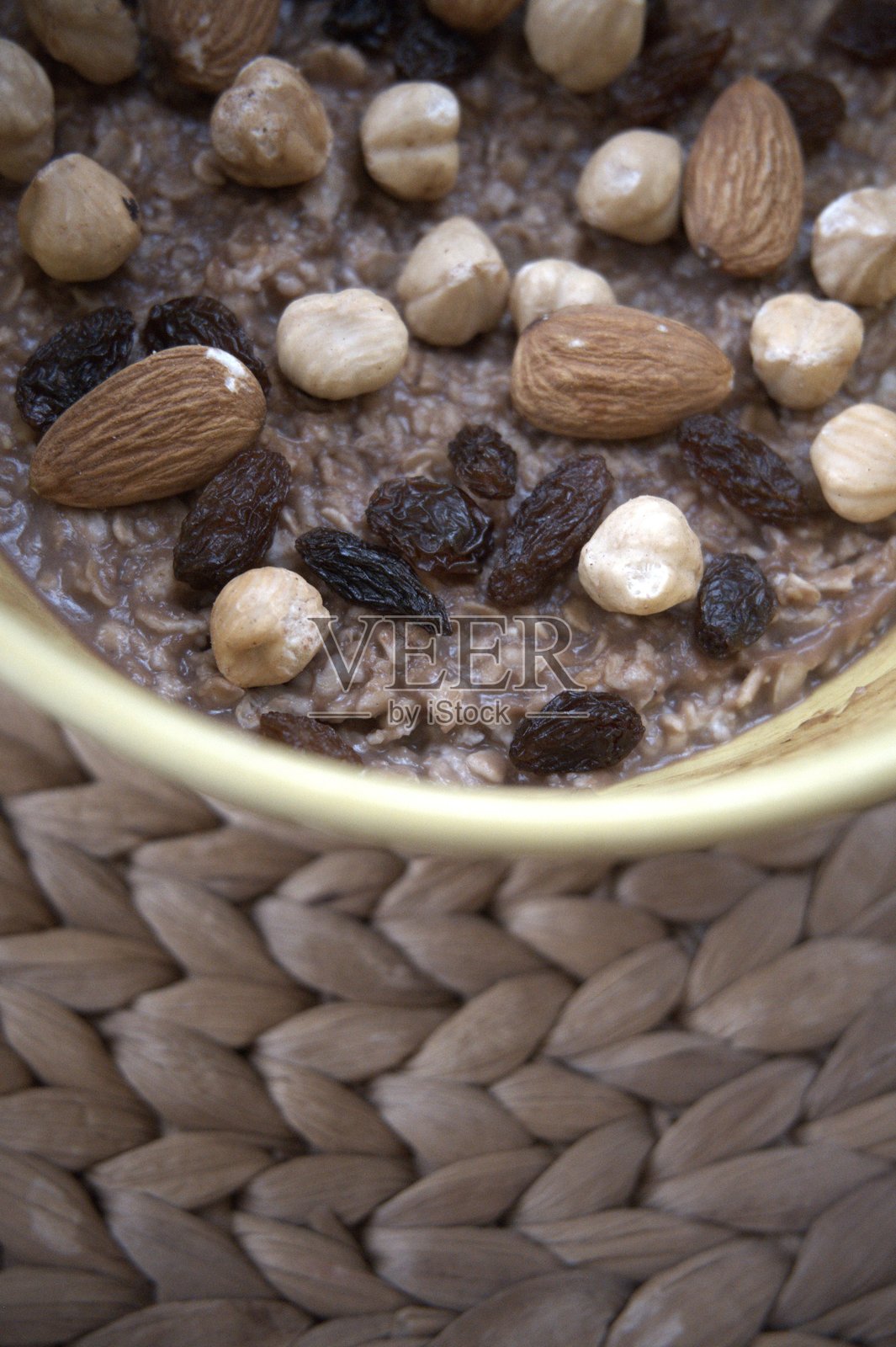 巧克力燕麦粥配榛子、葡萄干和杏仁照片摄影图片
