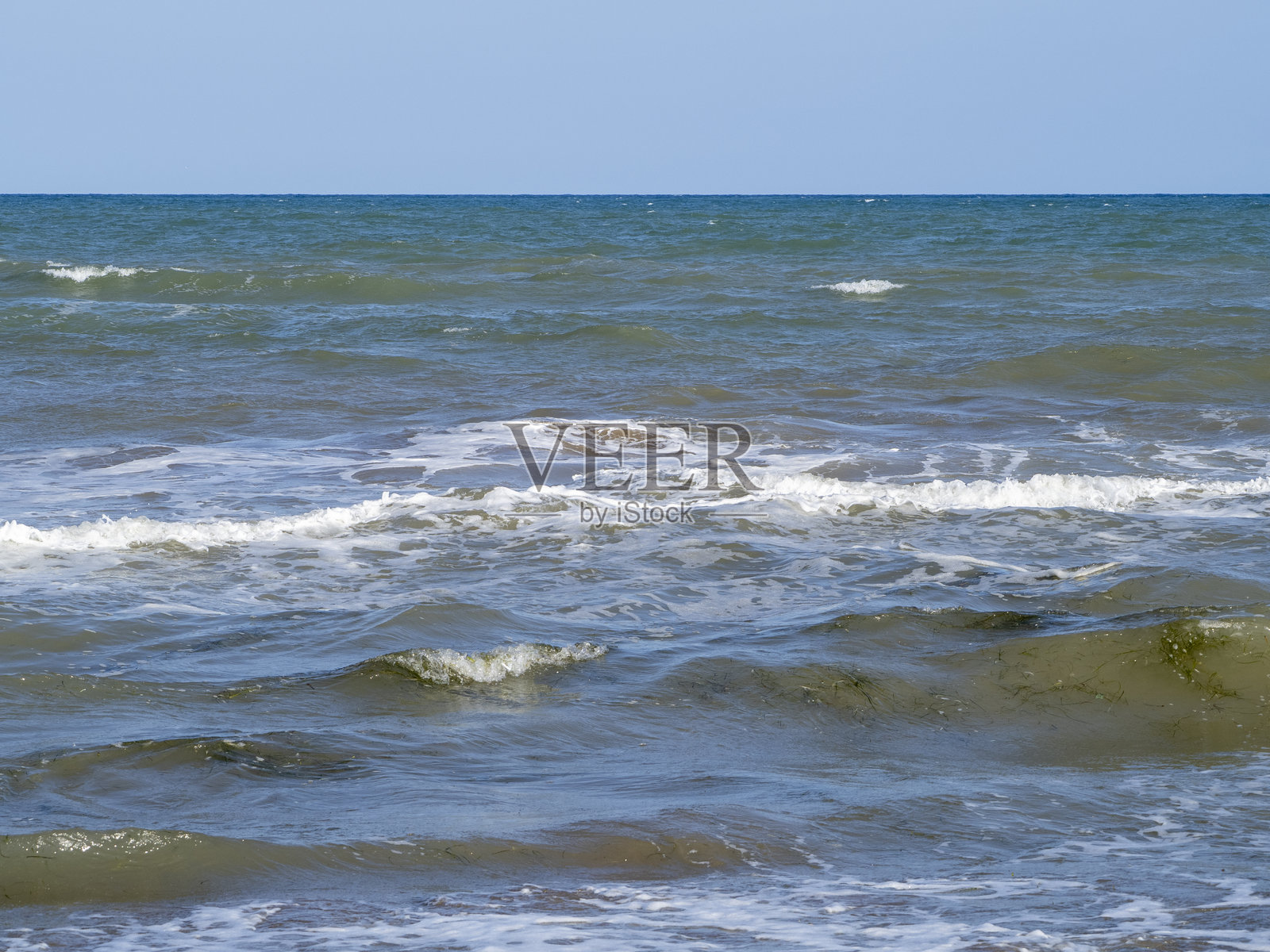 海滩上的海浪照片摄影图片