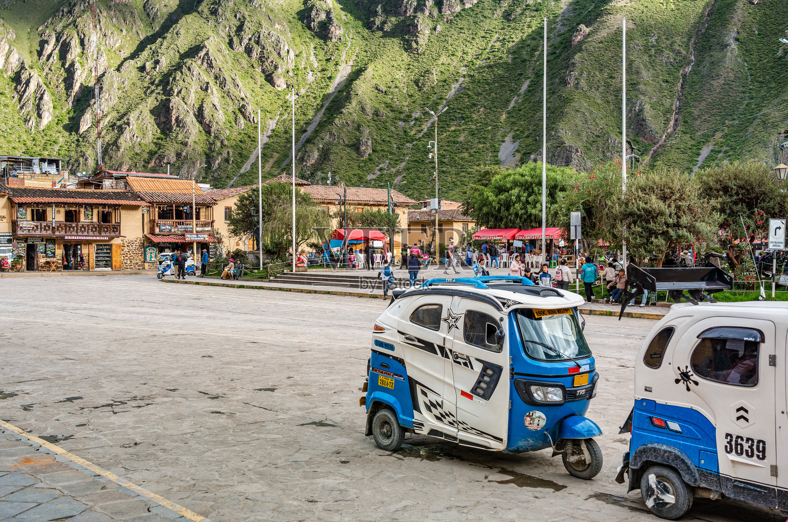 停在奥良泰坦博主广场的嘟嘟车摩托出租车。照片摄影图片