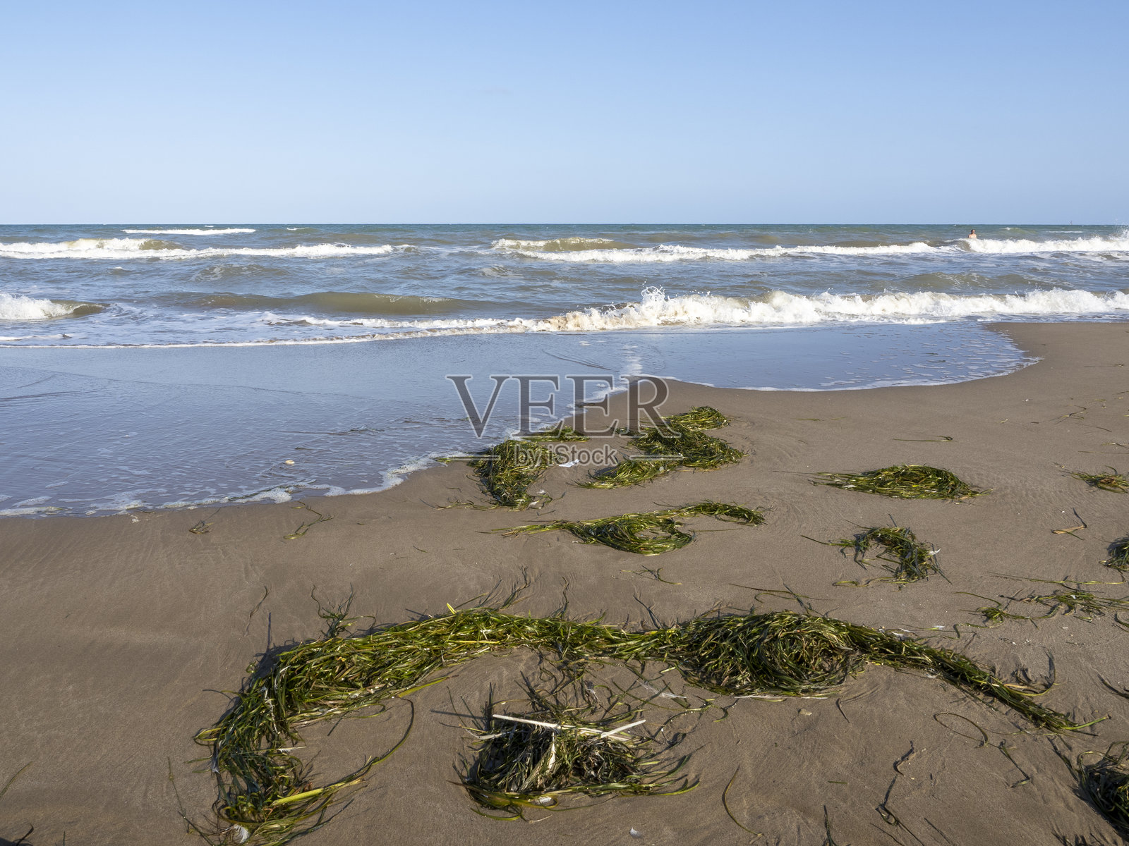 海滩上的海浪照片摄影图片