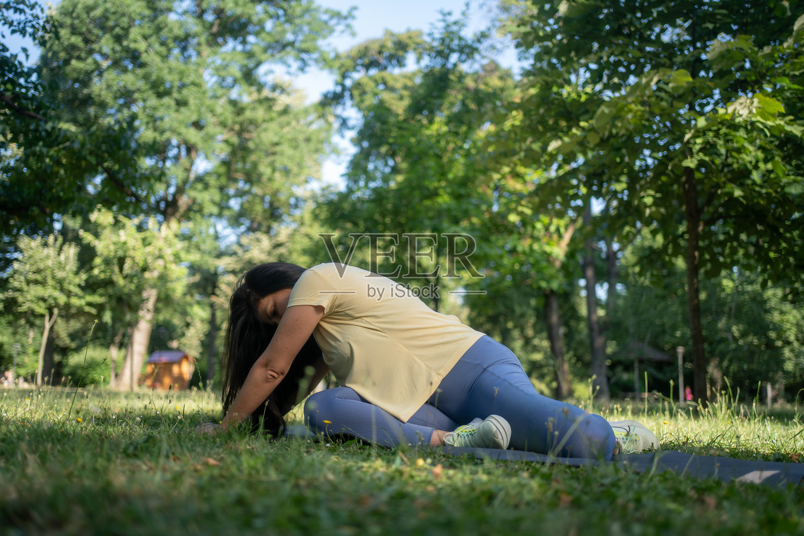 公园晨练的健康女性在拉伸，健康生活方式，户外活动，健身理念照片摄影图片