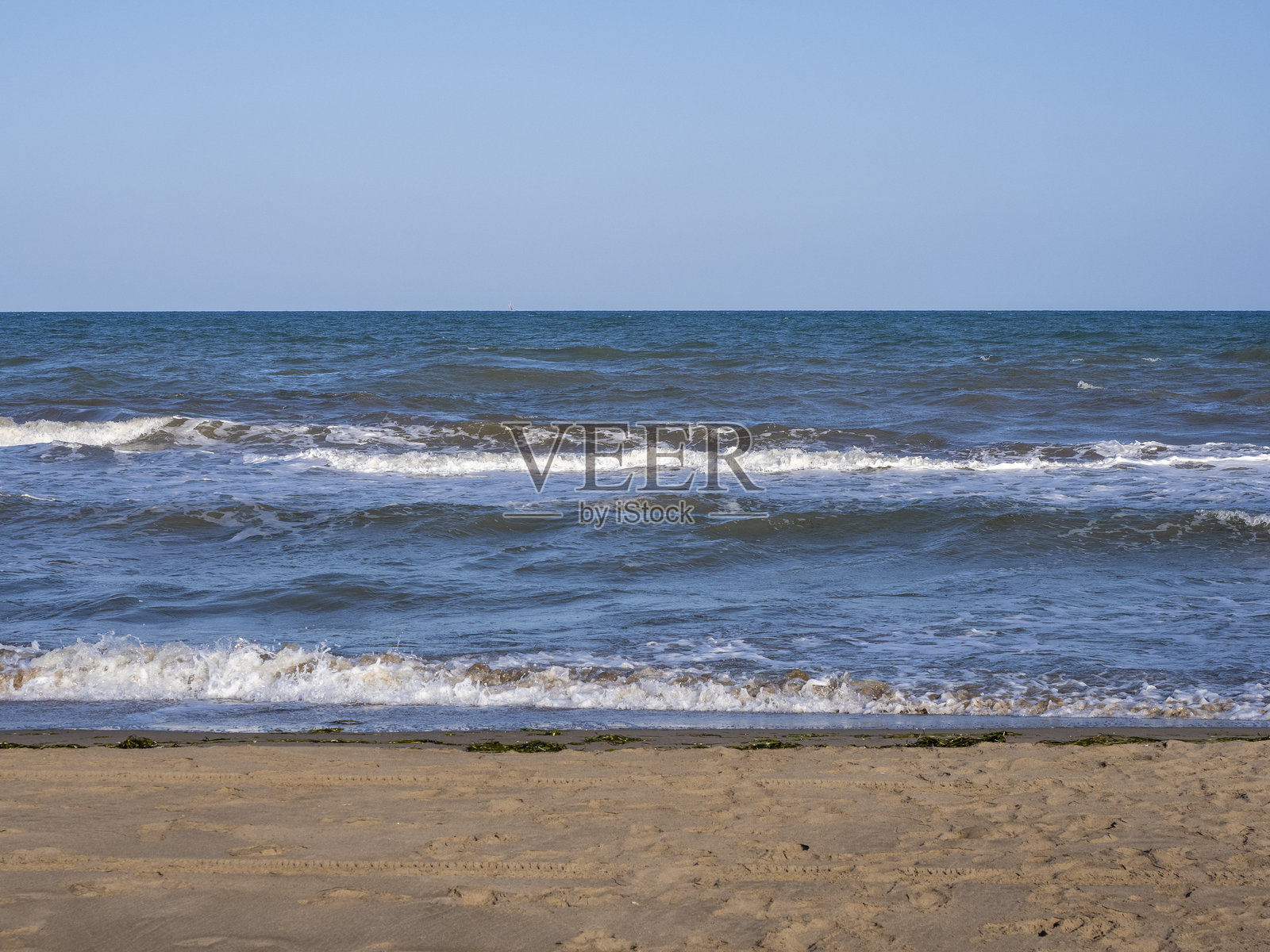 海滩上的海浪照片摄影图片