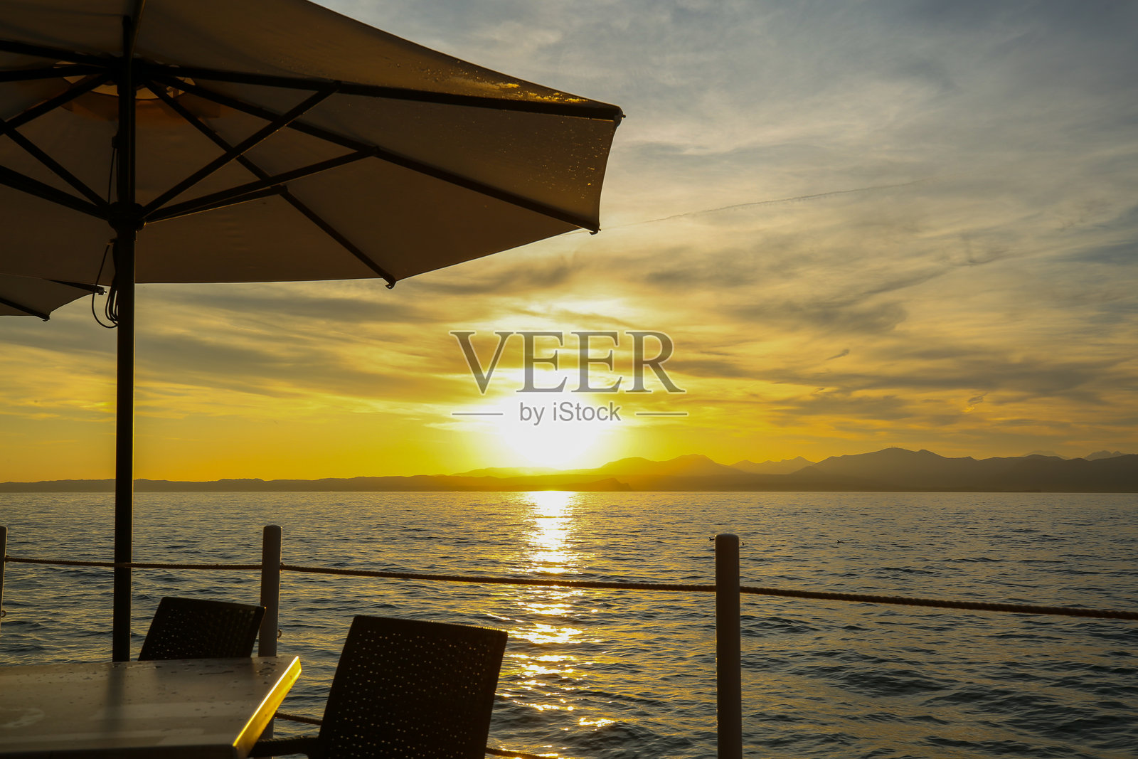 在加尔达湖巴尔多利诺湖边的日落开胃酒照片摄影图片