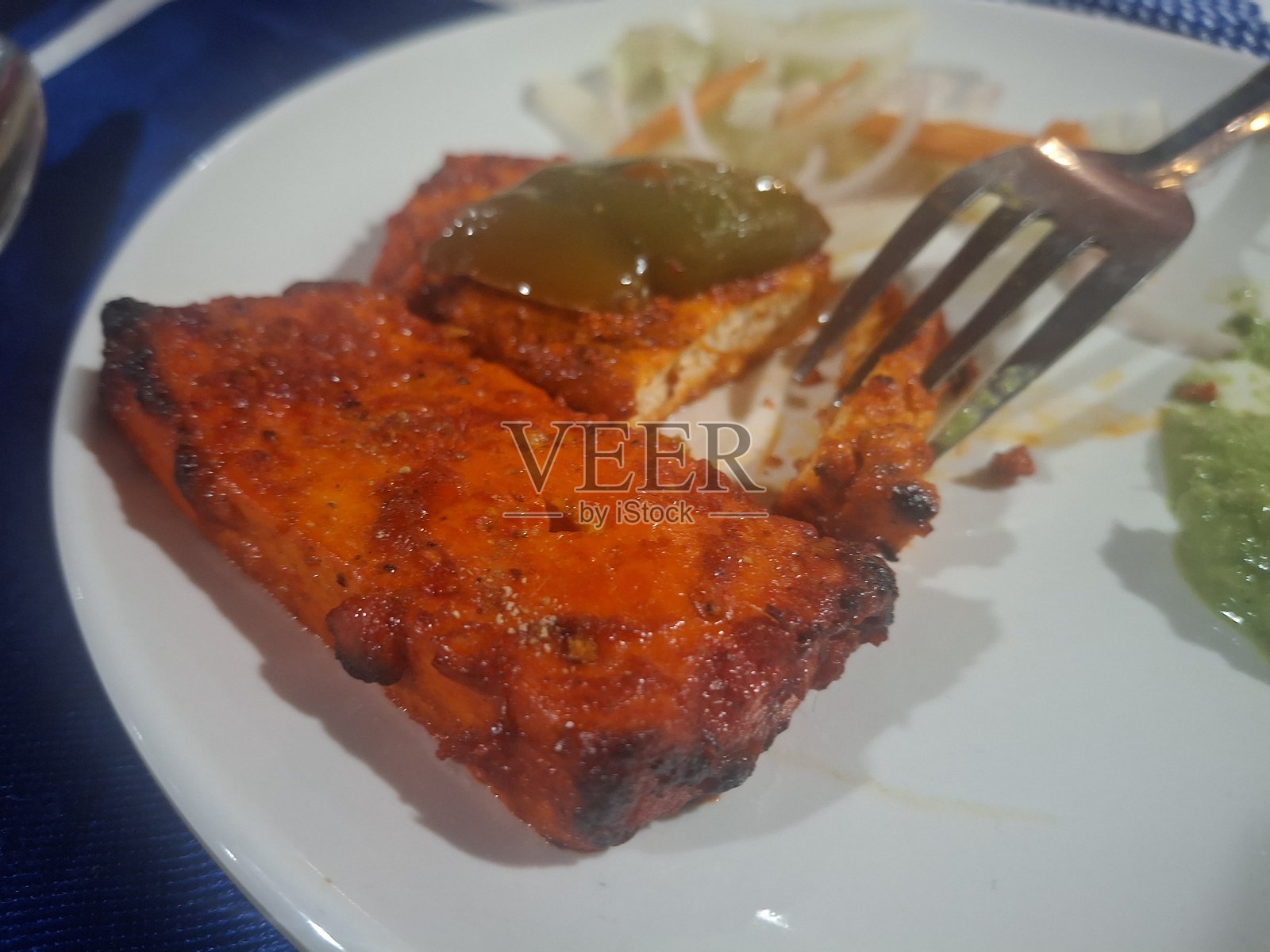 Paneer Tikka是一道烟熏、香料丰富的烤奶酪美食，而Paneer Karahi是一种浓郁、酸辣的番茄咖喱。照片摄影图片