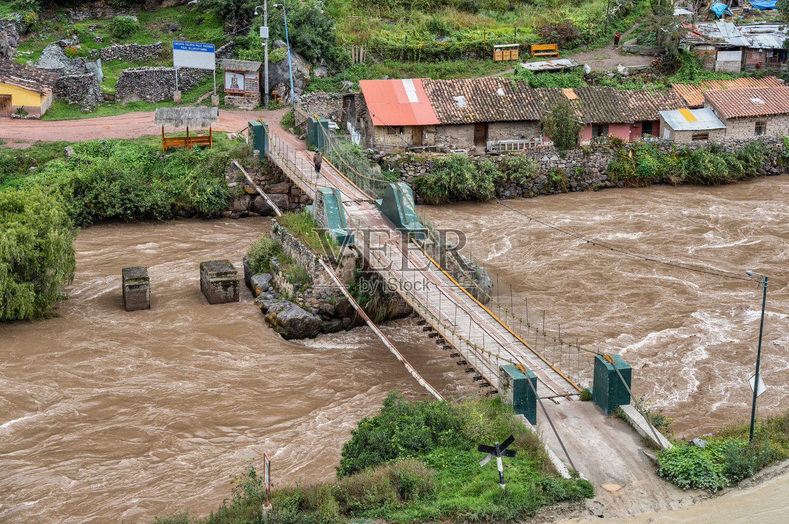 在秘鲁圣谷的奥扬泰坦博，乌鲁班巴河上的印加桥（Puente Inca）景观照片摄影图片