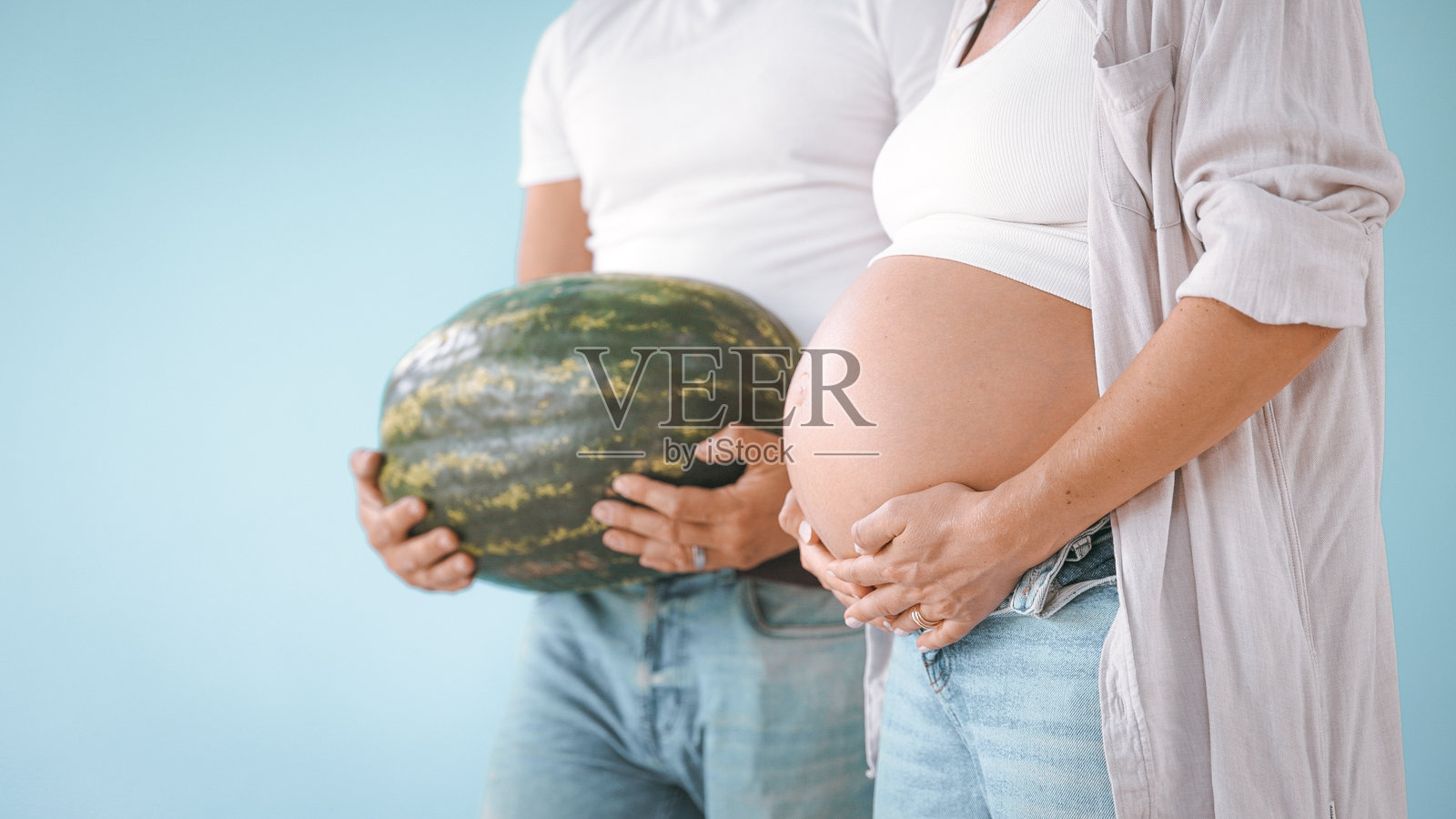 顽皮的情侣比较肚子照片摄影图片