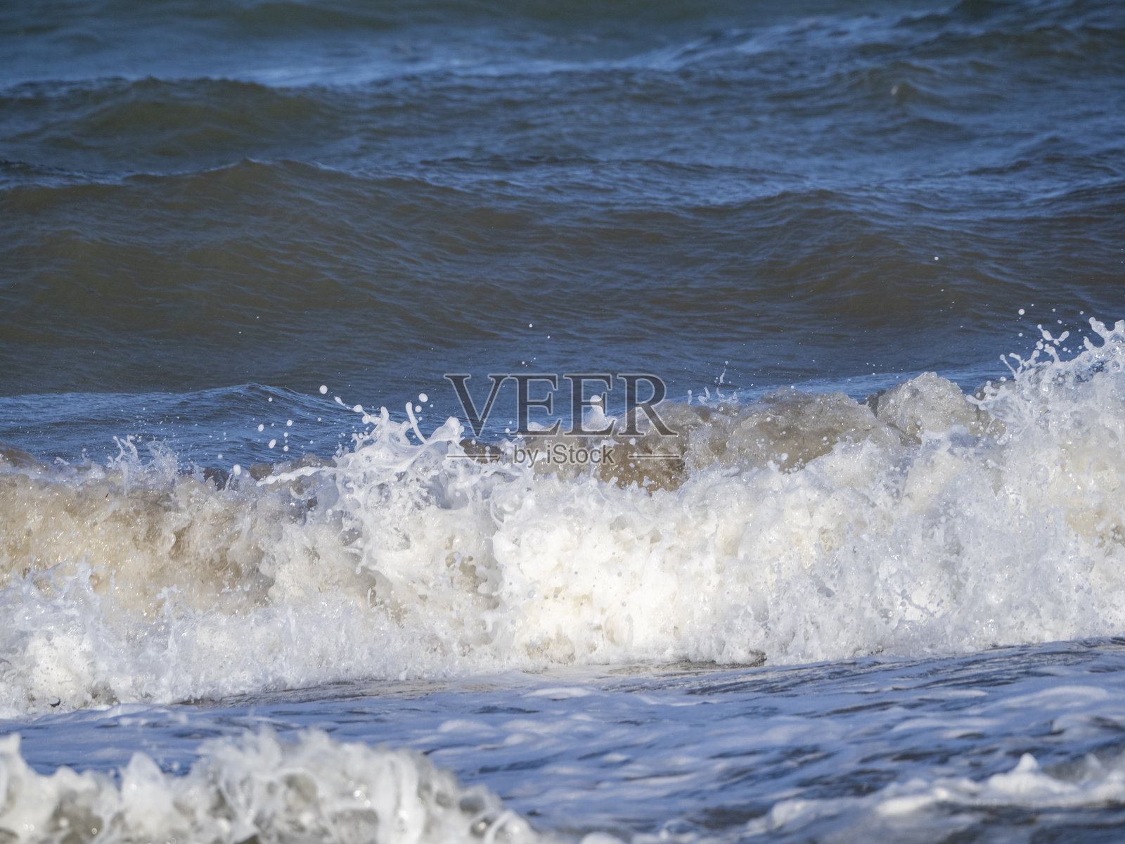 海滩上的海浪照片摄影图片
