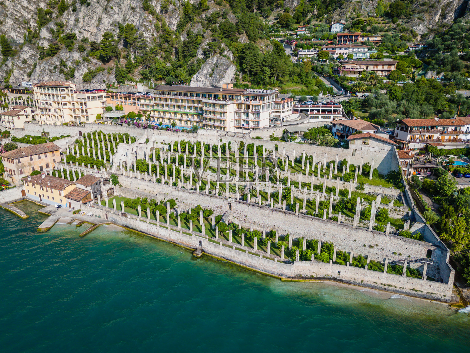 利蒙纳亚 - 加尔达湖利蒙的柠檬梯田。柠檬房的鸟瞰图照片摄影图片