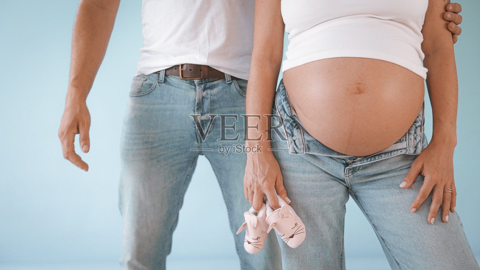 情侣一起握着婴儿鞋照片摄影图片