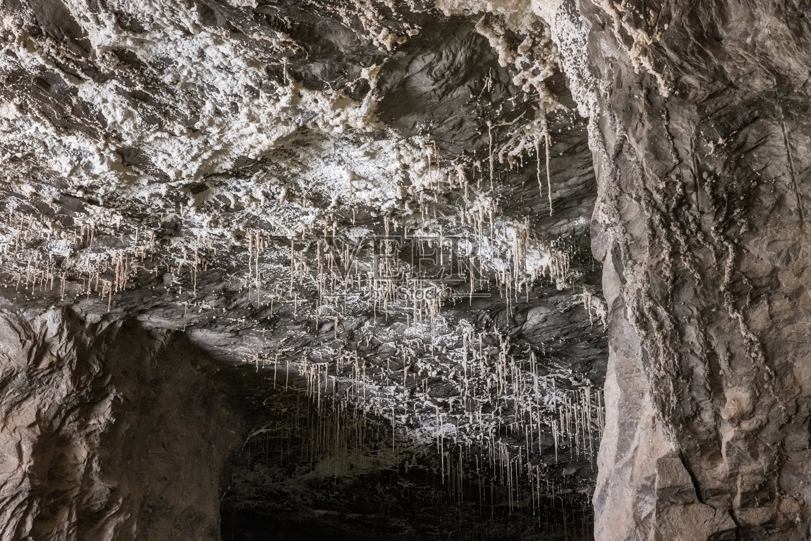 伊朗加尔姆萨尔一座巨大的盐矿内，盐晶体悬挂在天花板上照片摄影图片