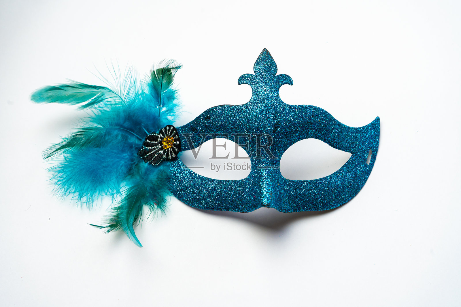 闪亮的蓝色嘉年华面具，装饰着闪光粉和羽毛照片摄影图片