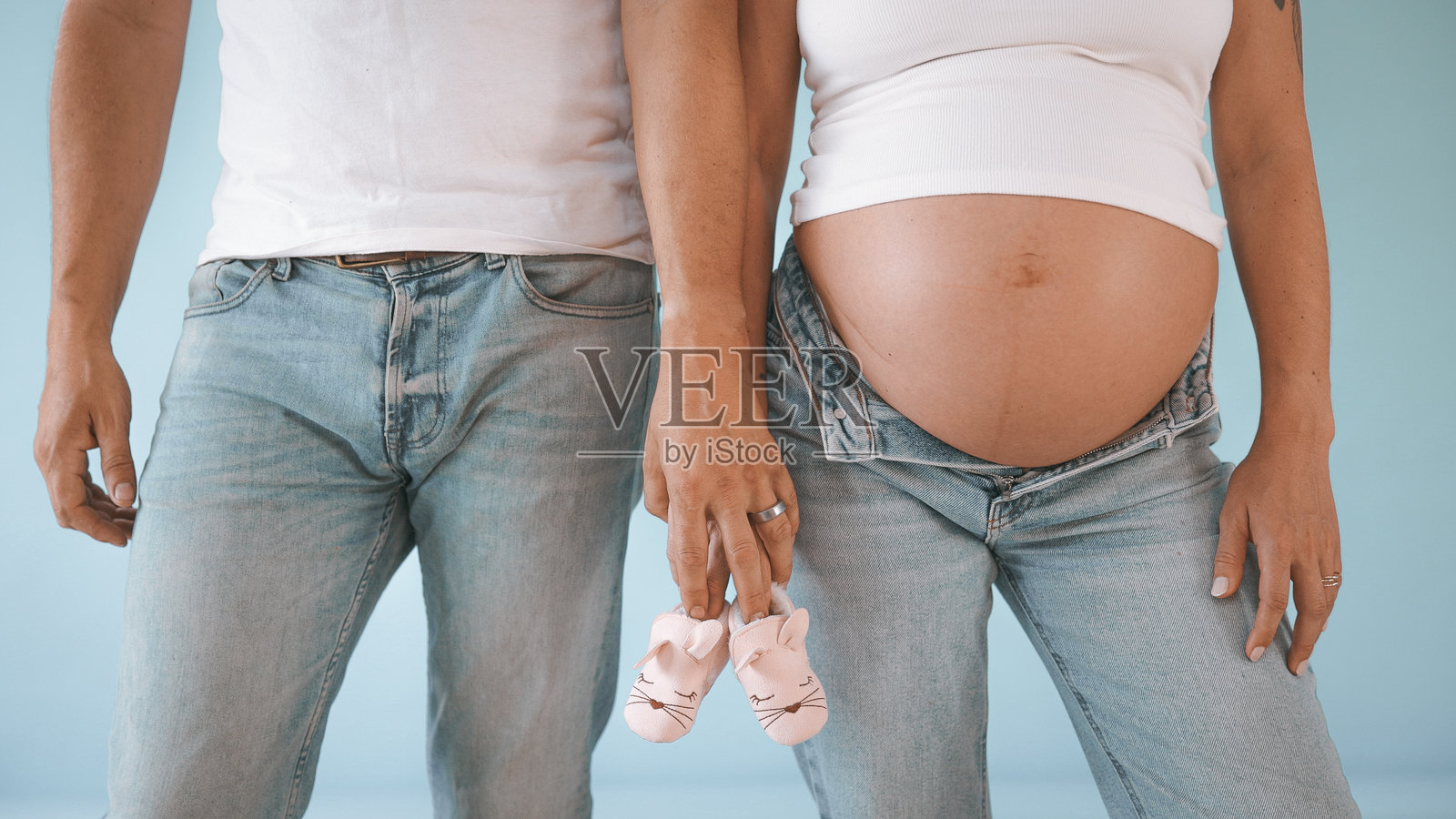 情侣一起握着婴儿鞋照片摄影图片