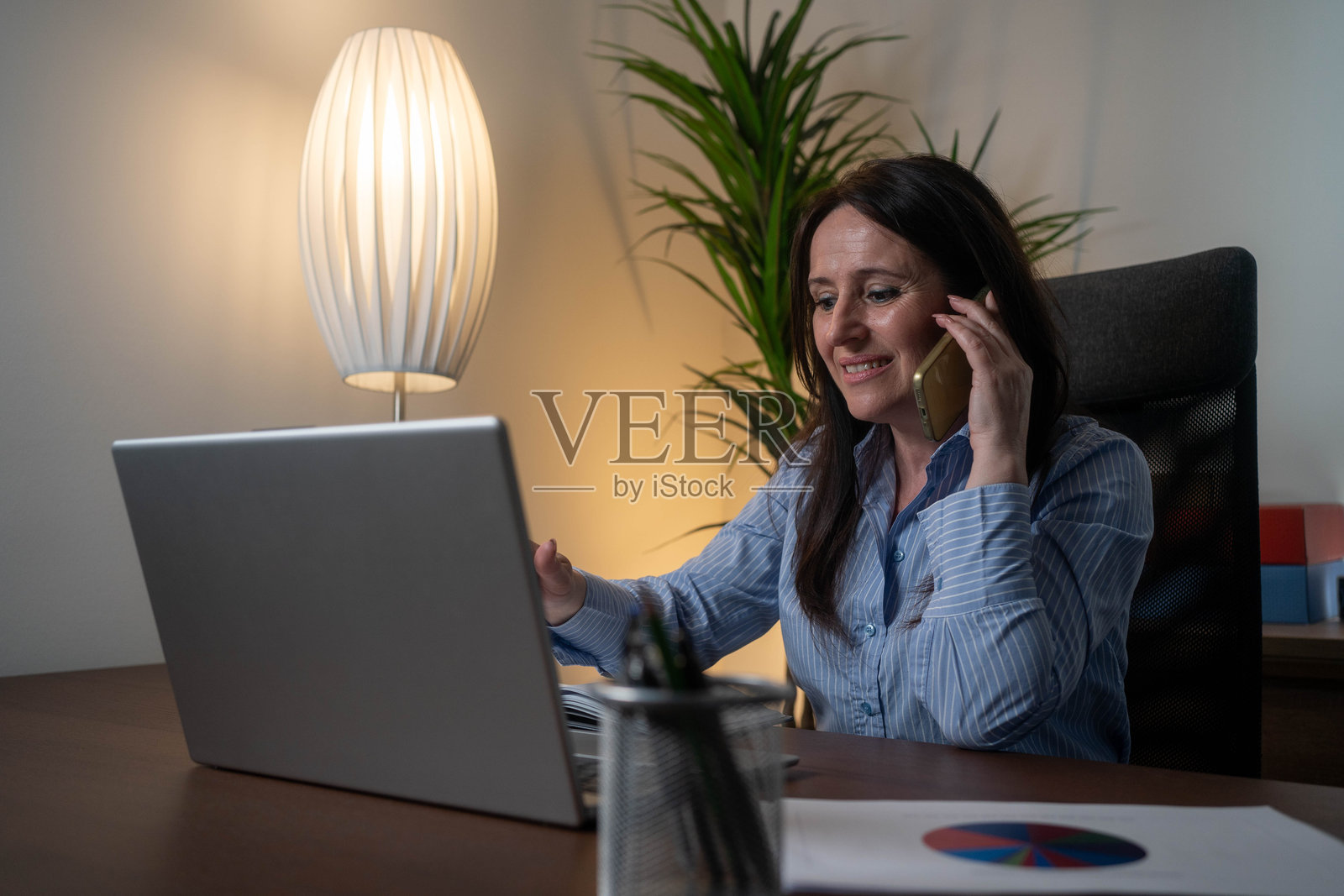 女性在办公室参加在线商务会议照片摄影图片