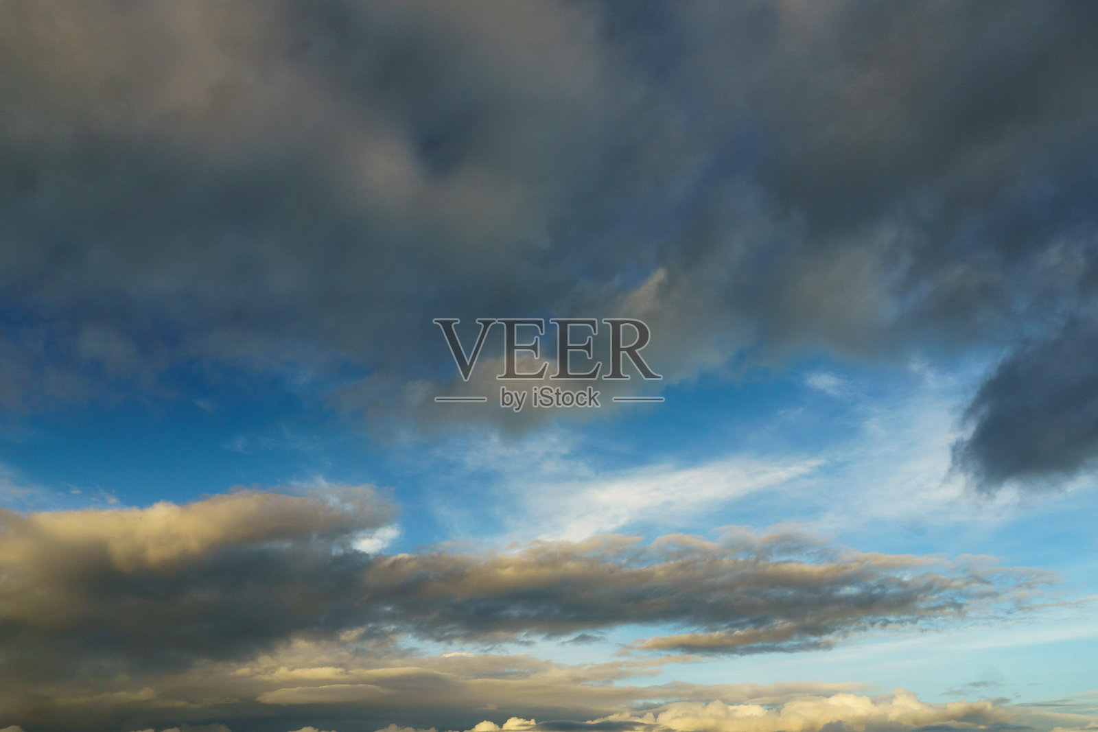 美丽的早晨景色，印度尼西亚全景，稻田与美丽的色彩和自然光的天空照片摄影图片