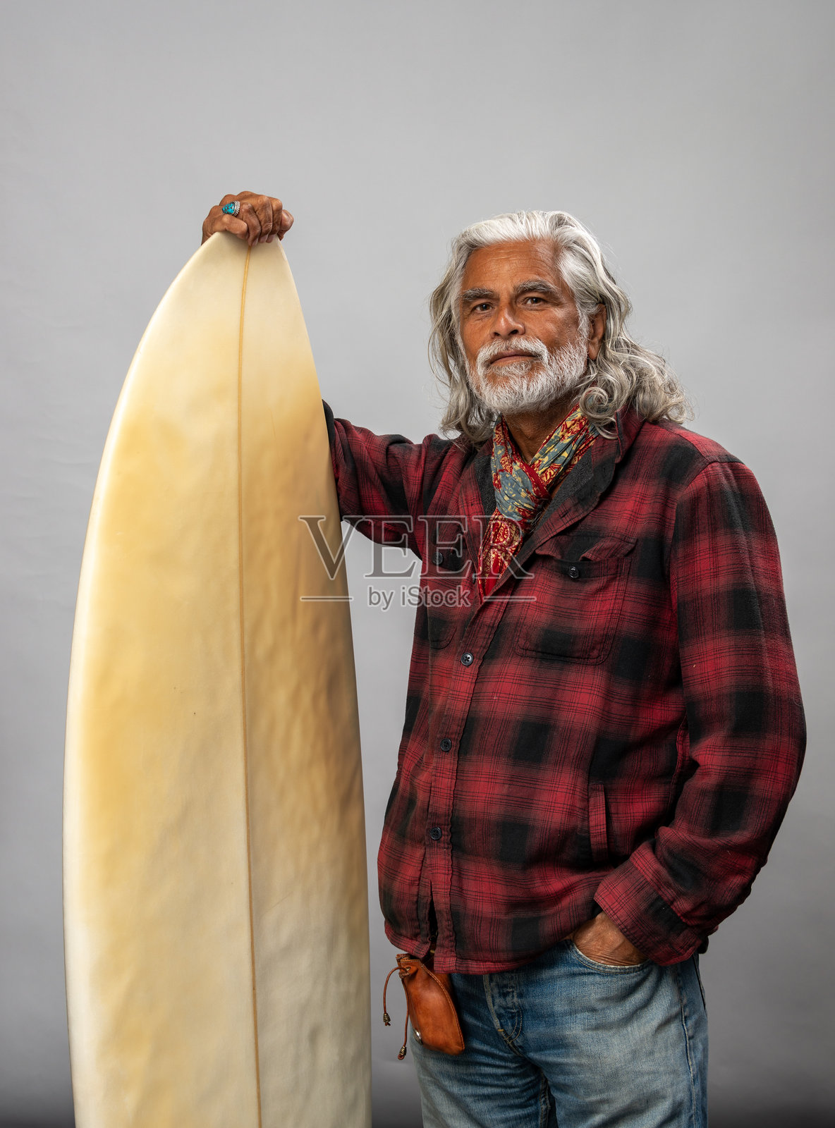 老年冲浪者。照片摄影图片