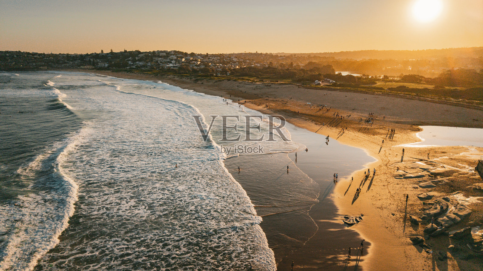 令人惊叹的Curl Curl无人机视角，澳大利亚悉尼北部海滩。海滩，自然，海洋。照片摄影图片