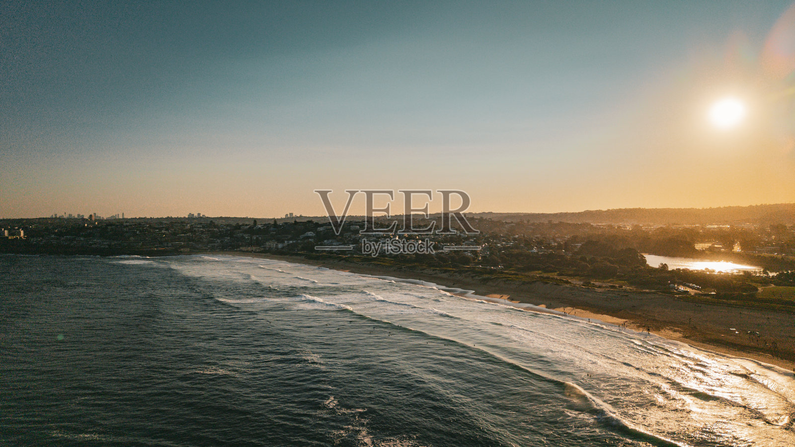 令人惊叹的Curl Curl无人机视角，澳大利亚悉尼北部海滩。海滩，自然，海洋。照片摄影图片