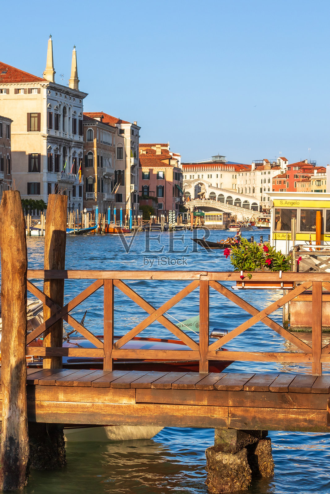 意大利威尼斯大运河与里亚托桥照片摄影图片