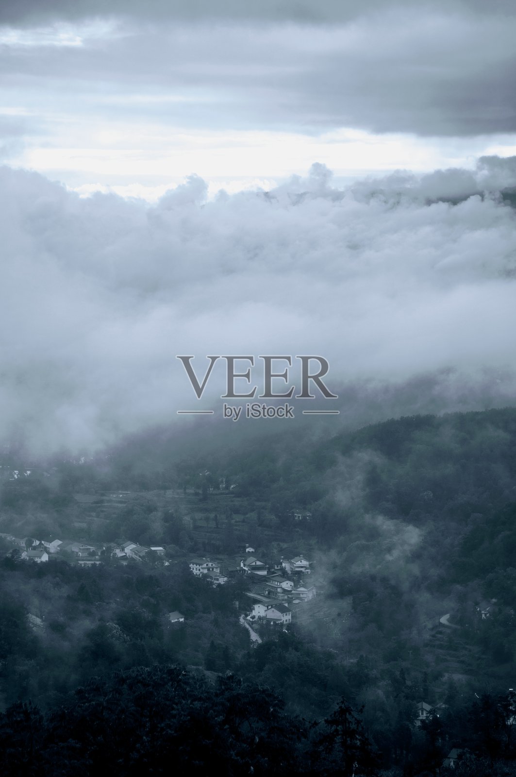 被雾气笼罩的谢马村照片摄影图片