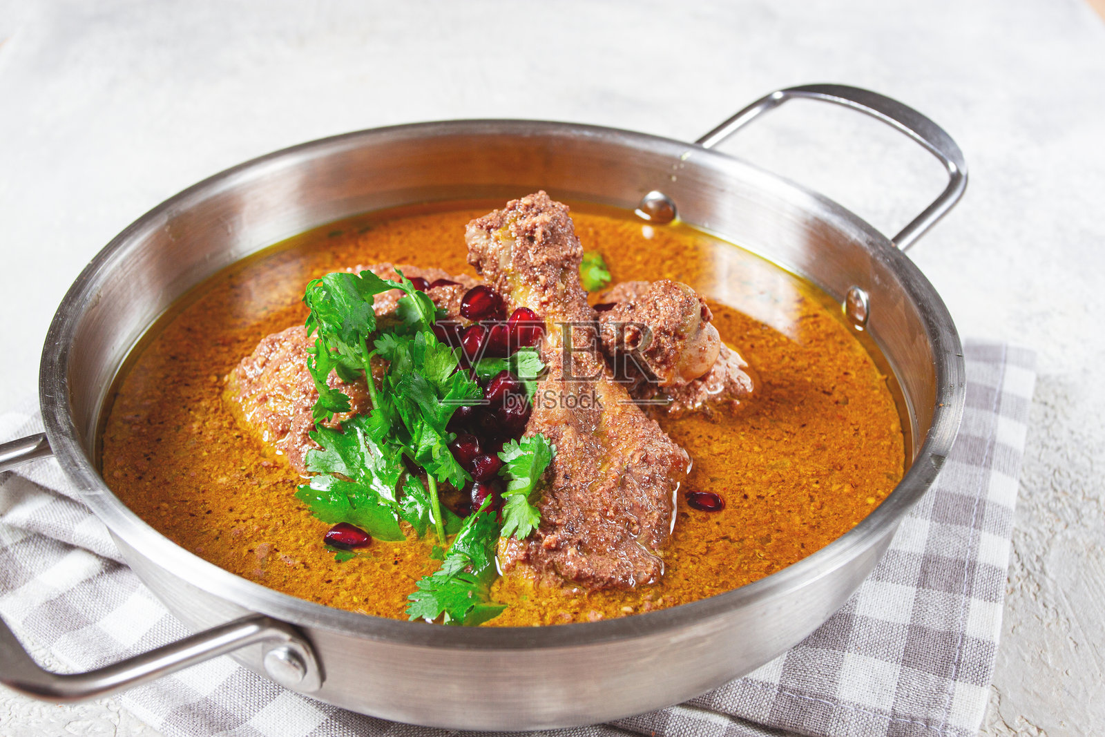 费森詹，一道伊朗菜，炖鸡肉，配以坚果和石榴酱，放在平底锅中，背景明亮，自制，无人。照片摄影图片