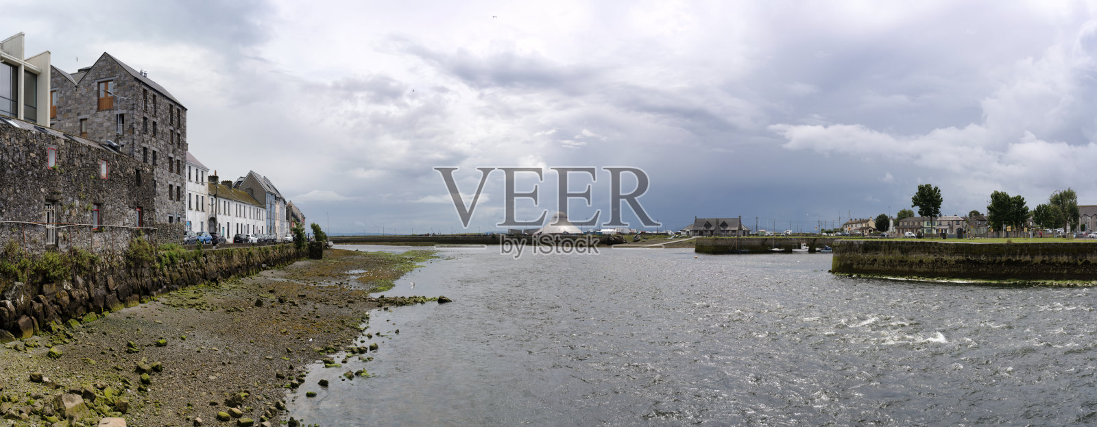 科里布河沿岸的戈尔韦城市风光照片摄影图片